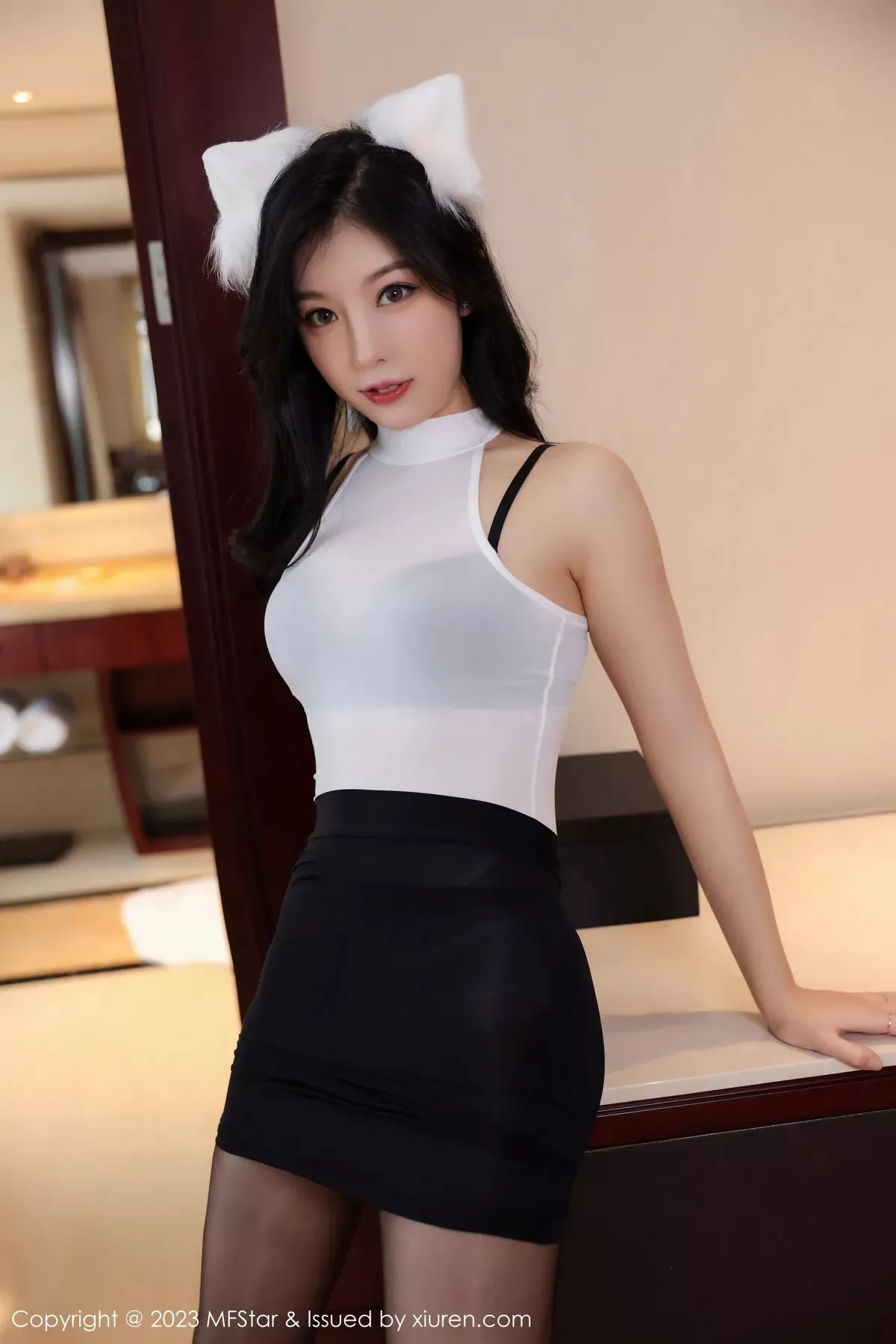 秀人集.com_[MFStar模范学院]Vol.584_模特人间荒糖白色轻透衣配黑短裙露黑色内衣超薄黑丝魅惑写真51P