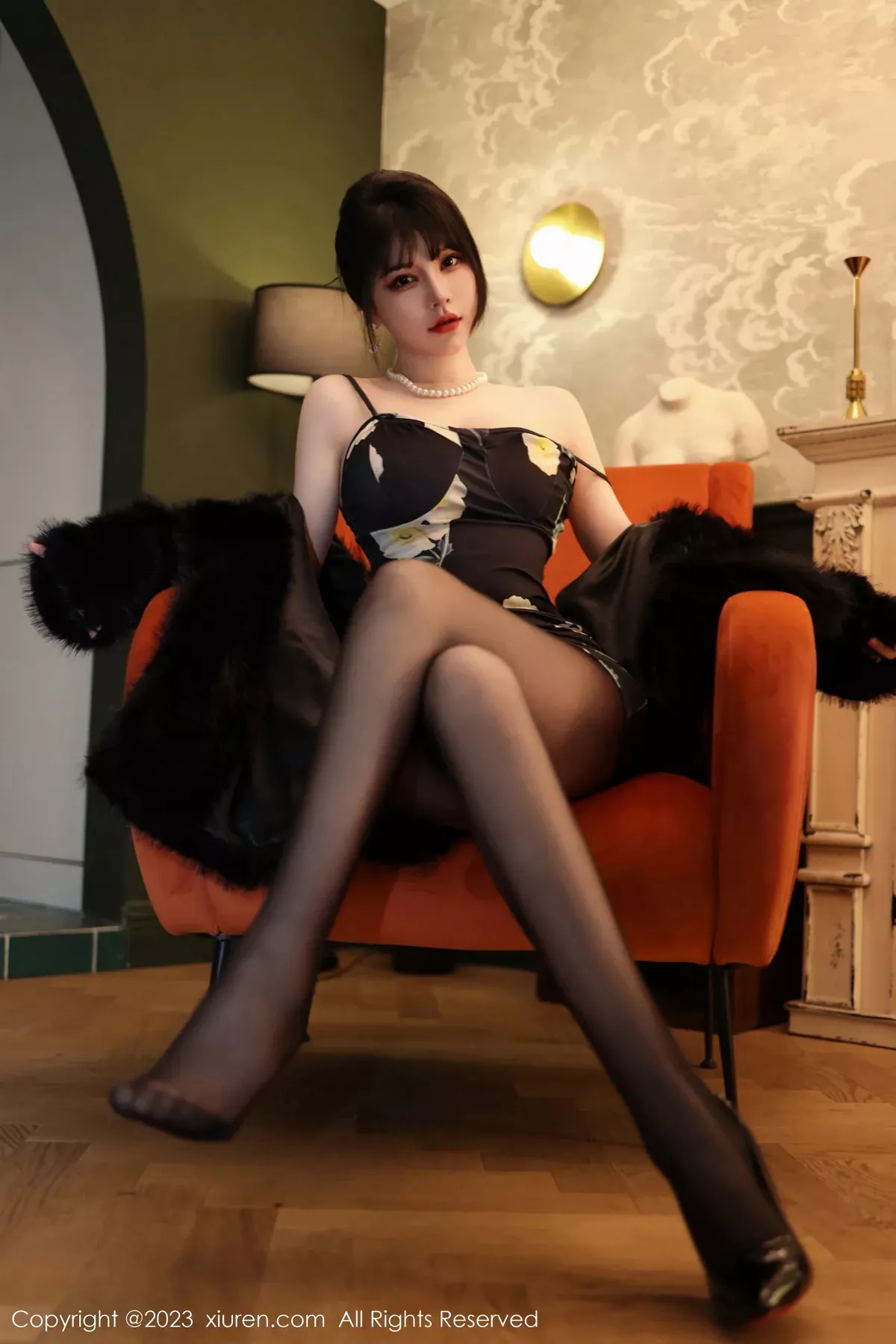 秀人集.com_[XiuRen秀人网]No.6220_模特桃桃子性感黑色吊带裙配超薄无内黑丝秀完美身材美艳写真85P