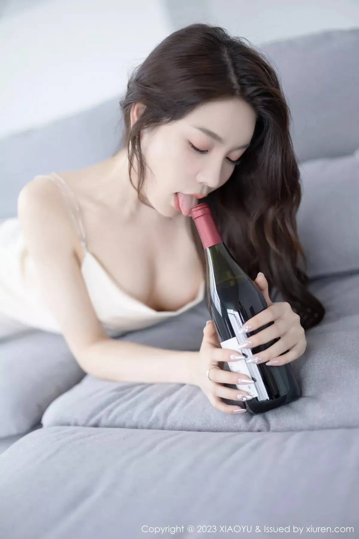 秀人集.com_[XiaoYu画语界]Vol.960_女神徐莉芝Booty性感米色吊带裙配原色丝袜秀娇美身段迷人写真85P