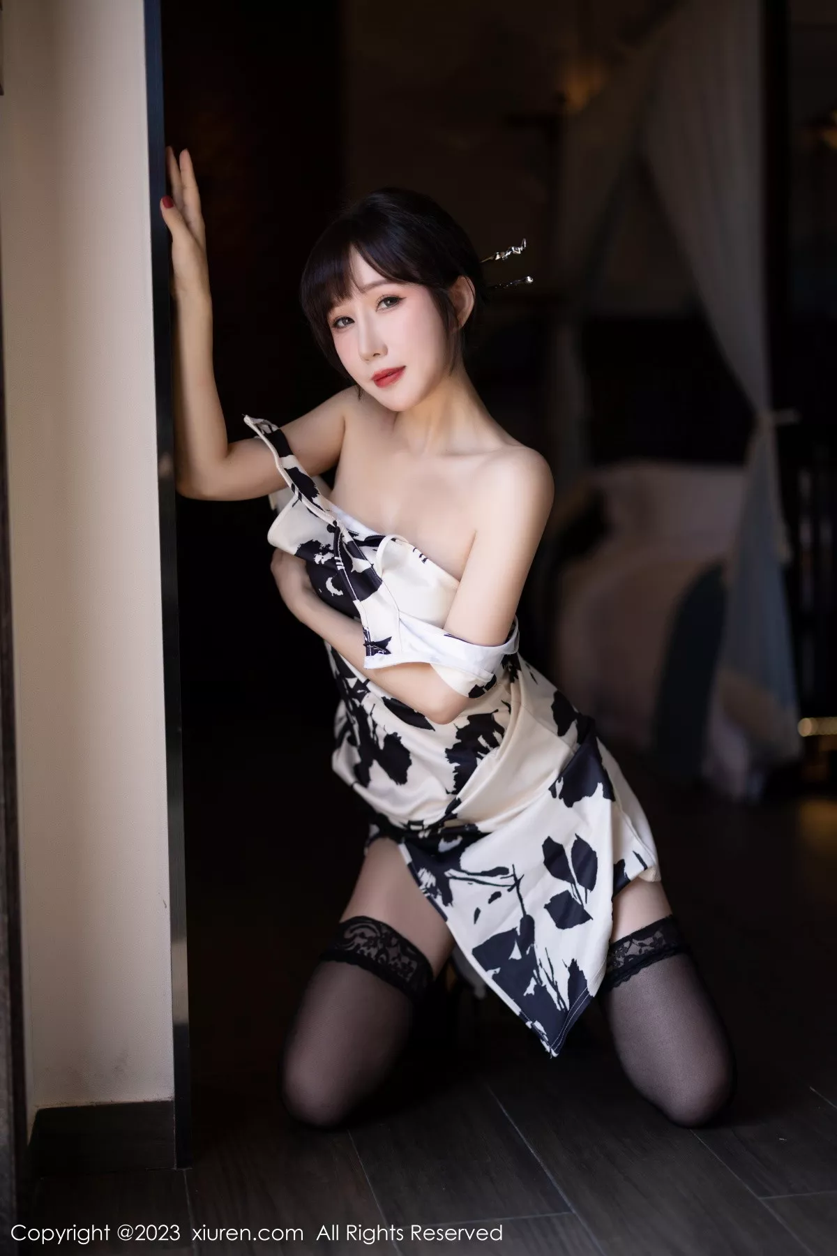 秀人集.com_[XiuRen秀人网]No.6241_模特波巧酱脱白色带图案旗袍露性感黑色蕾丝内衣迷人诱惑写真88P