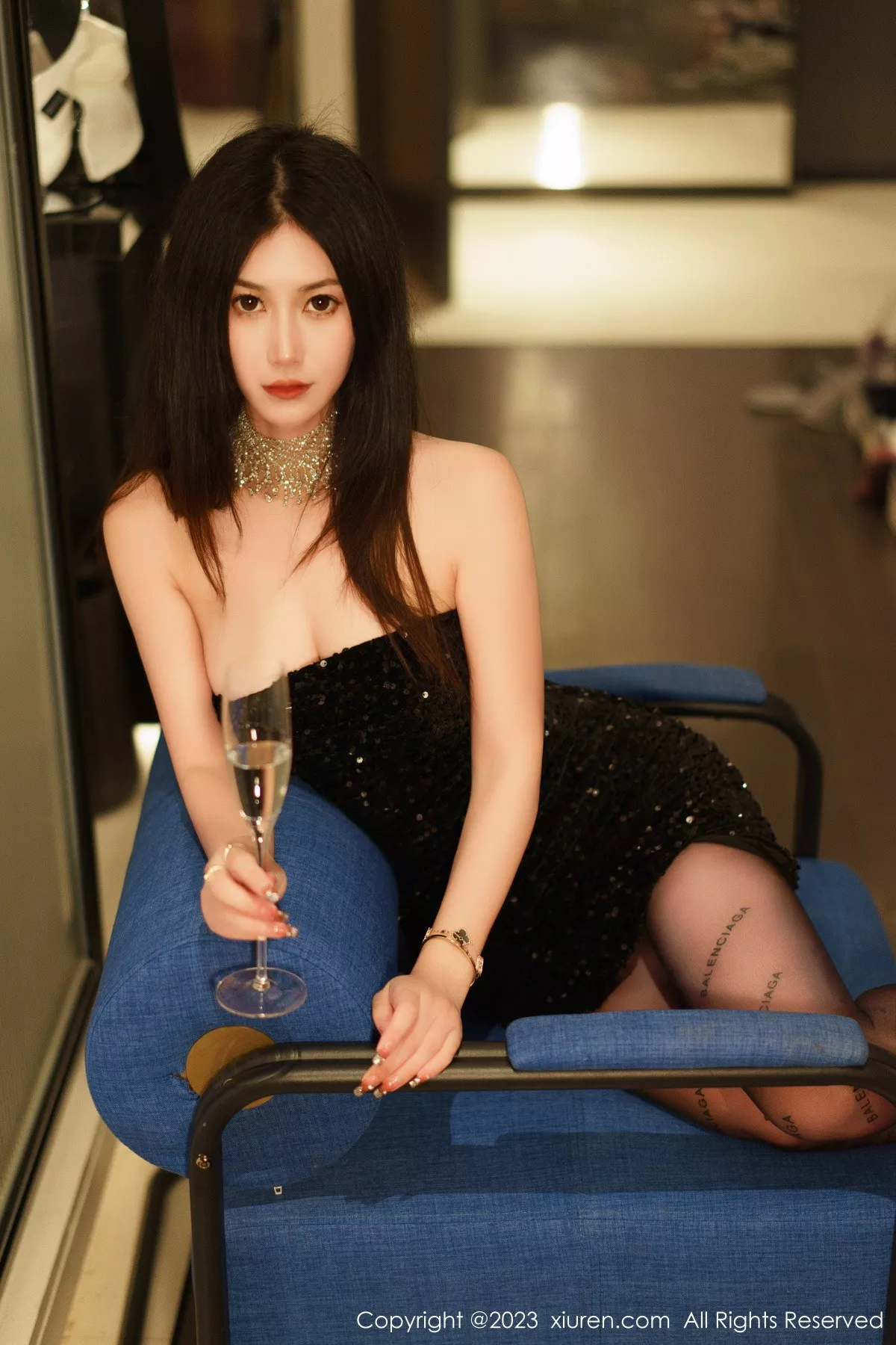 秀人集.com_[XiuRen秀人网]No.6244_模特laura阿姣黑色露肩连衣短裙配超薄黑丝秀翘臀美腿诱惑写真90P