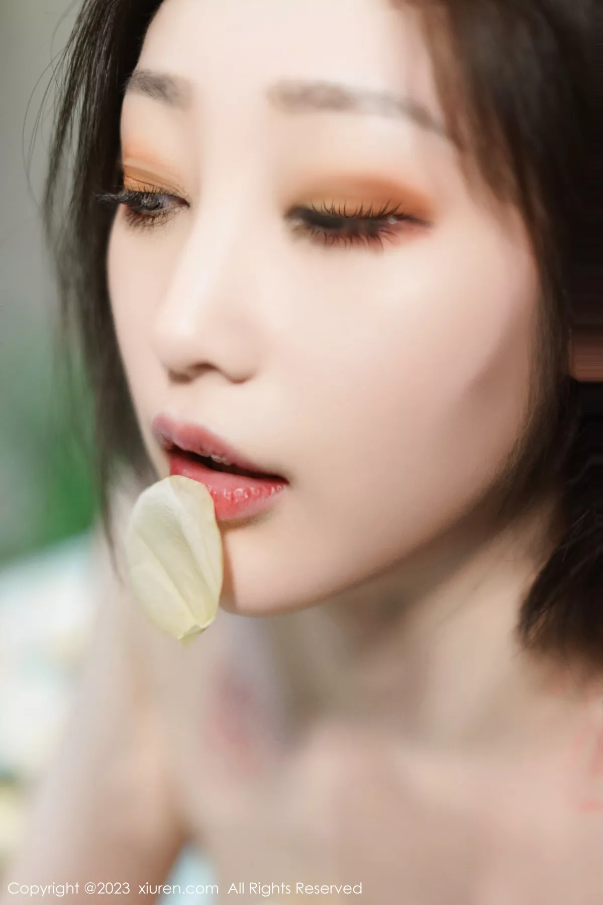 秀人集.com_[XiuRen秀人网]No.6249_女神妲己_Toxic私房性感浅色露肩连衣短裙秀雪峰美臀诱惑写真85P