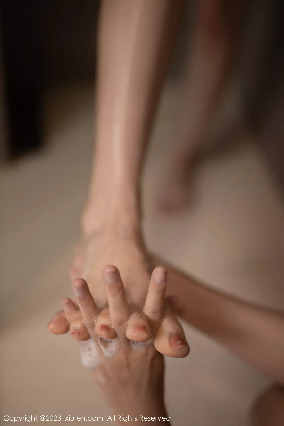 秀人集.com_[XiuRen秀人网]No.6252_模特鱼子酱Fish珠三角旅拍灰色服饰配短裙露黑丝网袜诱惑写真81P