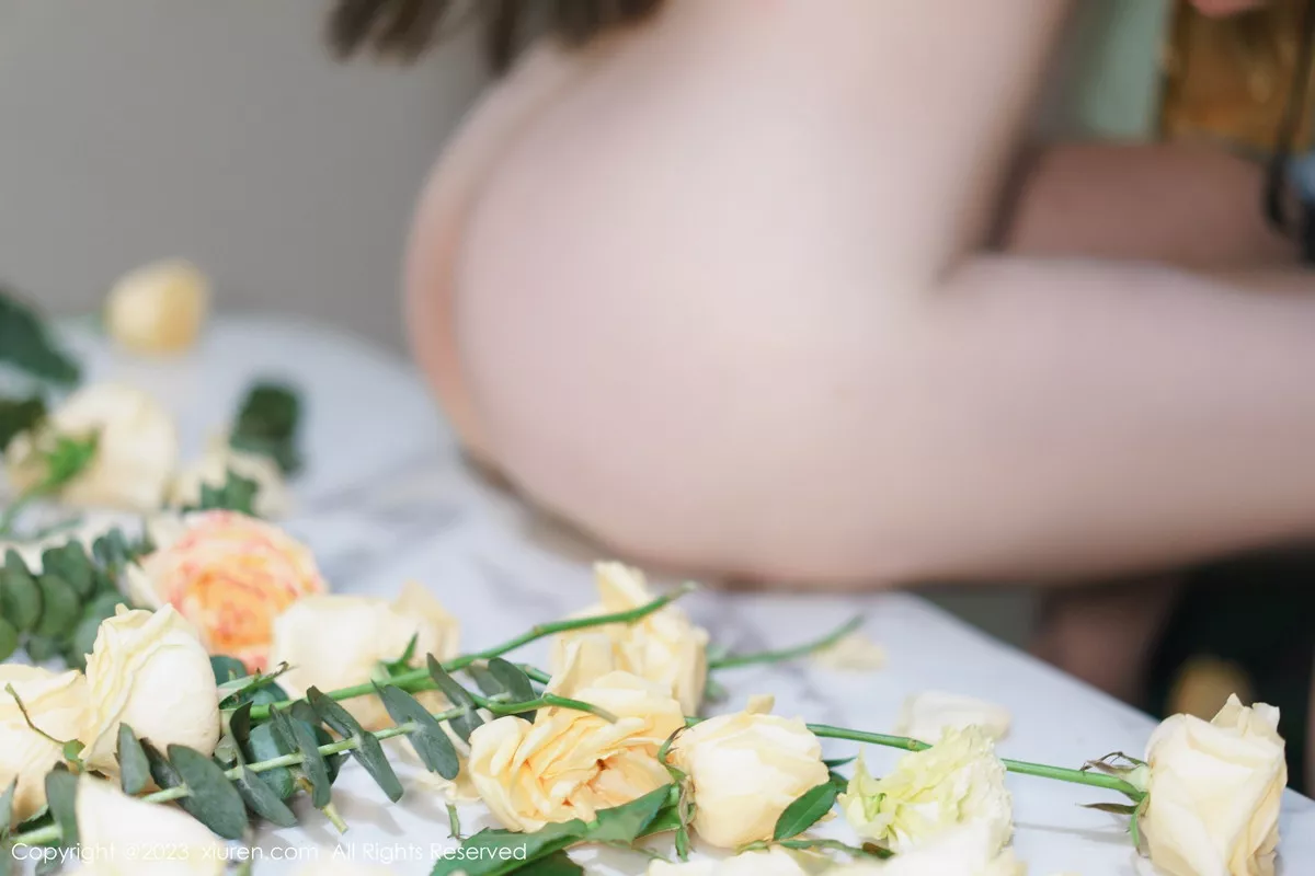 秀人集.com_[XiuRen秀人网]No.6249_女神妲己_Toxic私房性感浅色露肩连衣短裙秀雪峰美臀诱惑写真85P