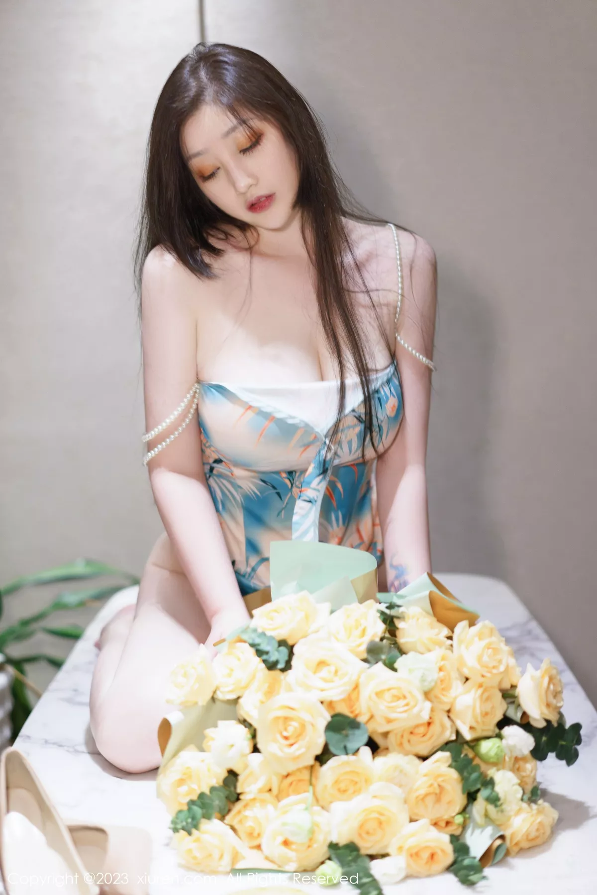 秀人集.com_[XiuRen秀人网]No.6249_女神妲己_Toxic私房性感浅色露肩连衣短裙秀雪峰美臀诱惑写真85P