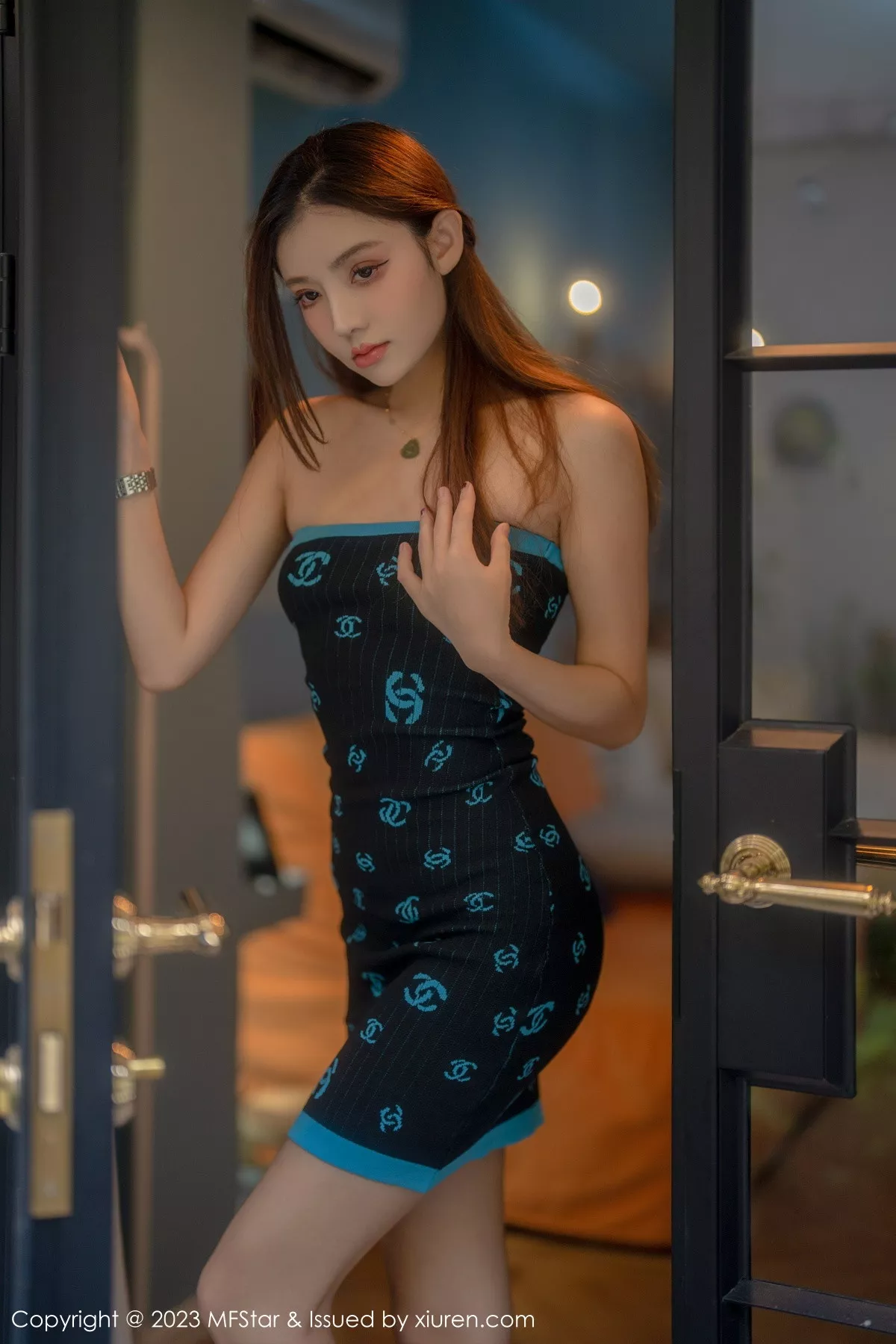 秀人集.com_[MFStar模范学院]Vol.586_新人模特加朵babe深色露肩连衣短裙秀魔鬼般凹凸身材诱惑写真73P