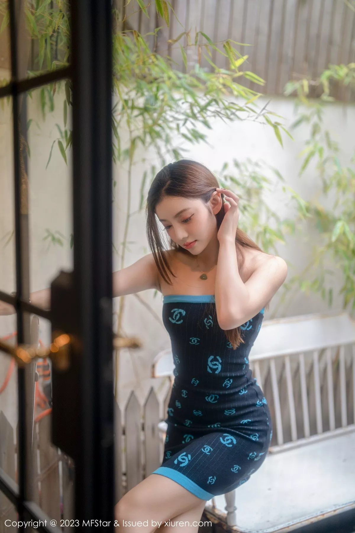 秀人集.com_[MFStar模范学院]Vol.586_新人模特加朵babe深色露肩连衣短裙秀魔鬼般凹凸身材诱惑写真73P