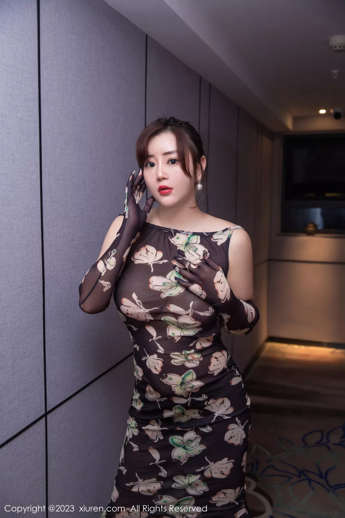 秀人集.com_[XiuRen秀人网]No.6265_模特王婉悠Queen性感深褐色连衣长裙真空秀惹火身材诱惑写真50P