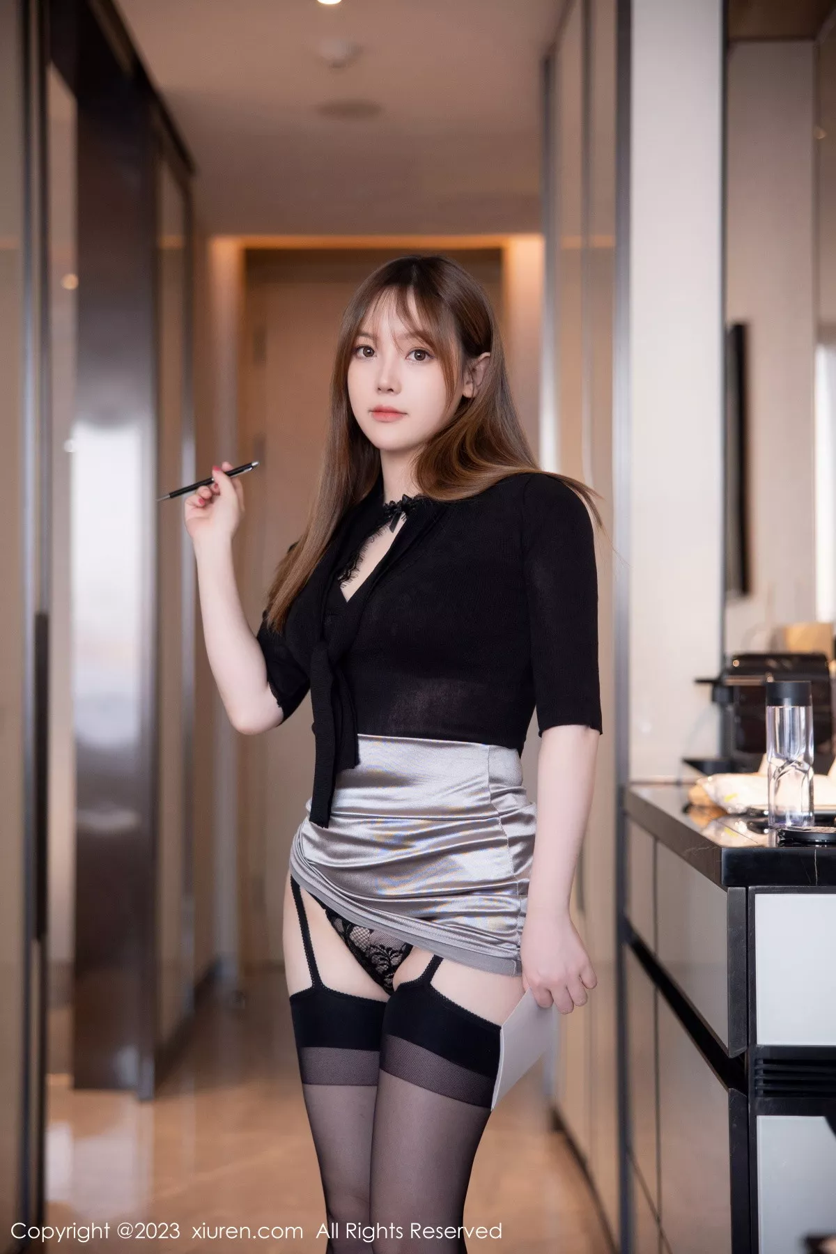 秀人集.com_[XiuRen秀人网]No.6269_模特豆瓣酱黑色上衣配灰短裙露黑色蕾丝内衣秀丰满身材诱惑写真88P