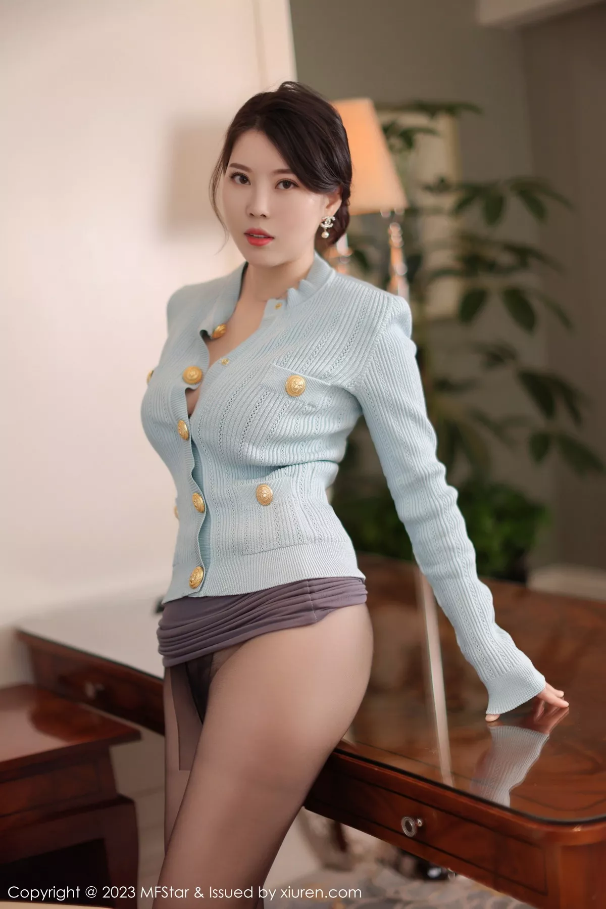 秀人集.com_[MFStar模范学院]Vol.582_模特白茹雪阳朔旅拍性感淡蓝上衣配灰短裙露黑色内衣诱惑写真60P