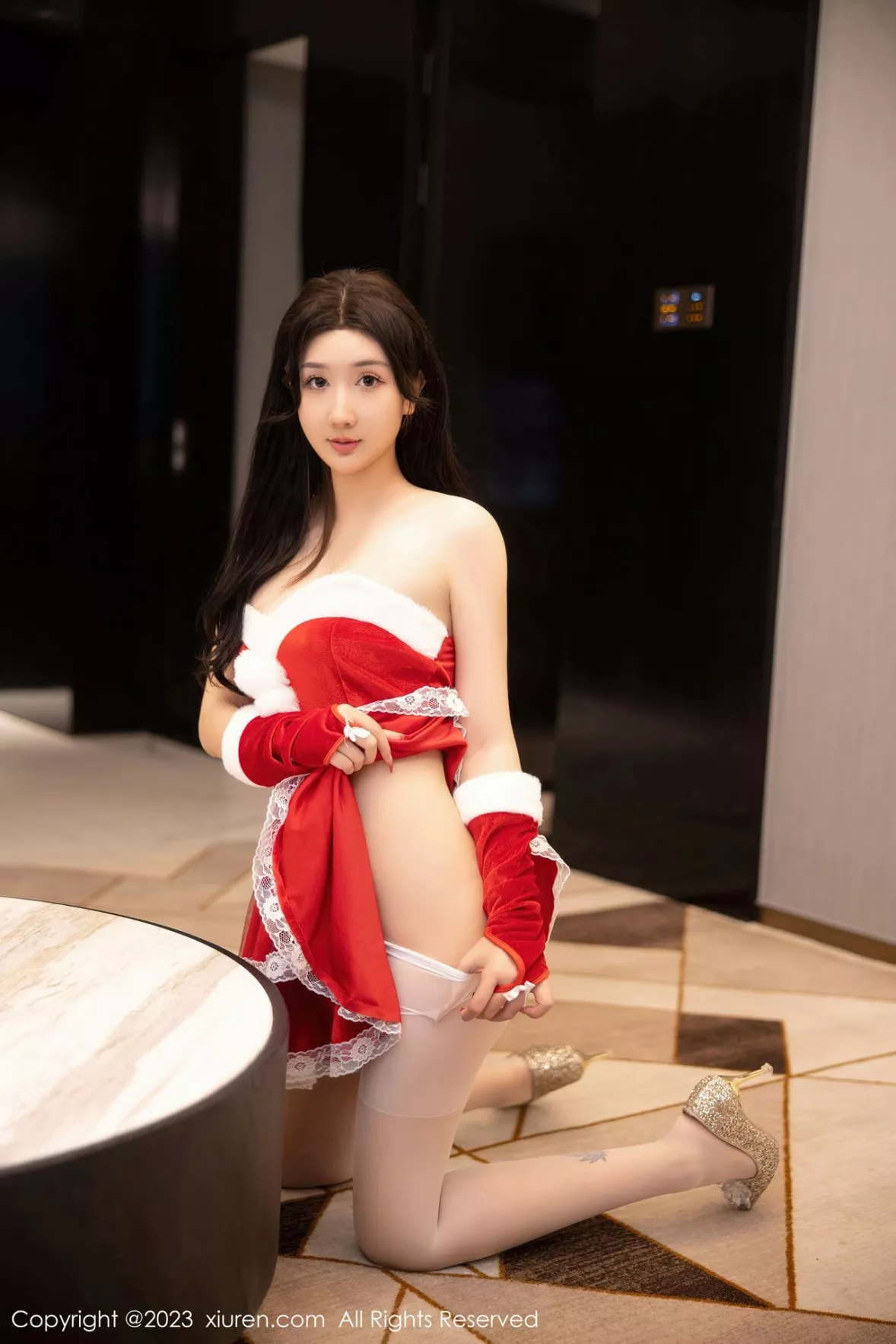 秀人集.com_[XiuRen秀人网]No.6163_模特江真真性感红色贺新年服配白色蕾丝袜秀白嫩美腿迷人写真87P