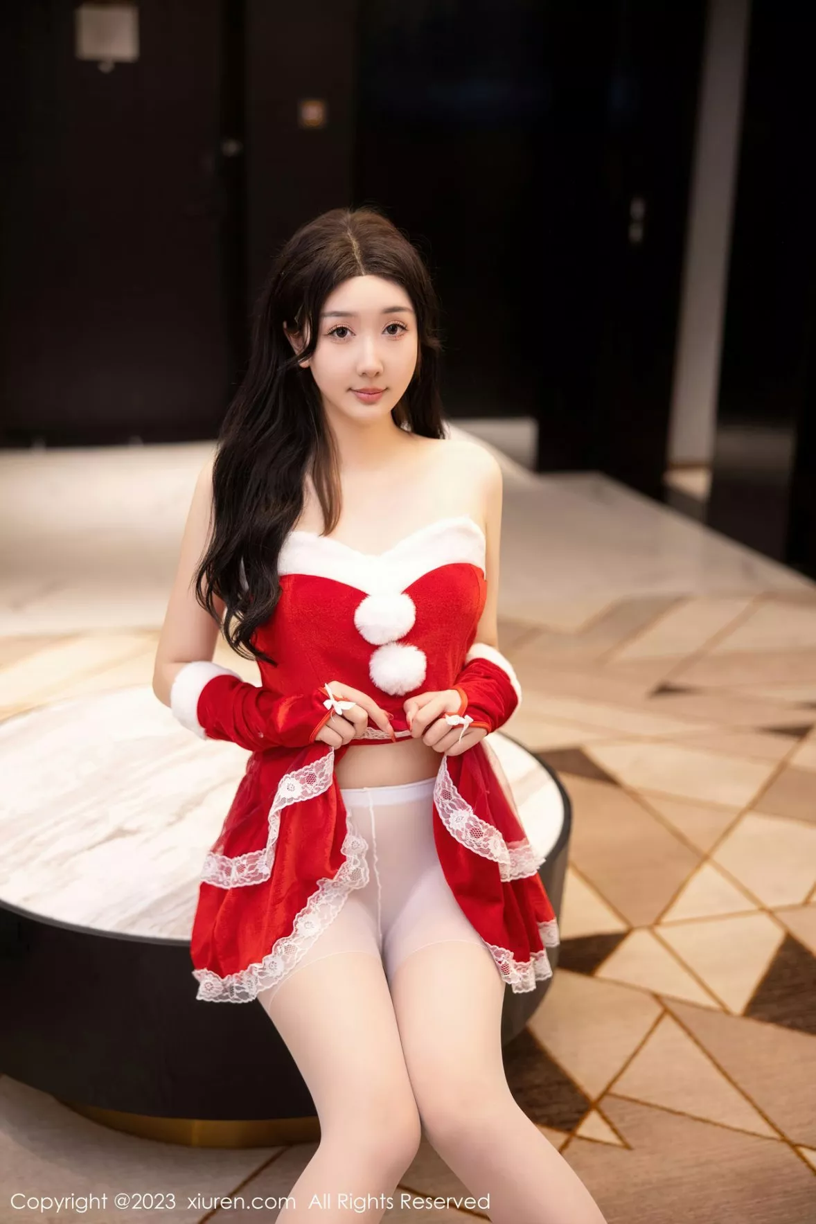 秀人集.com_[XiuRen秀人网]No.6163_模特江真真性感红色贺新年服配白色蕾丝袜秀白嫩美腿迷人写真87P