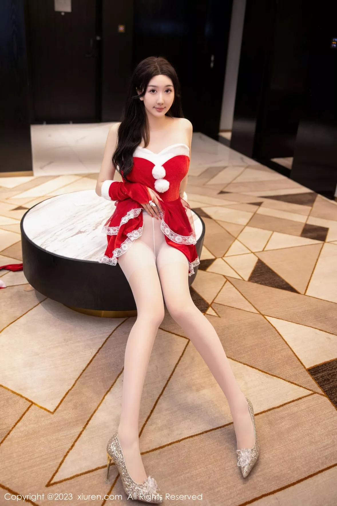 秀人集.com_[XiuRen秀人网]No.6163_模特江真真性感红色贺新年服配白色蕾丝袜秀白嫩美腿迷人写真87P