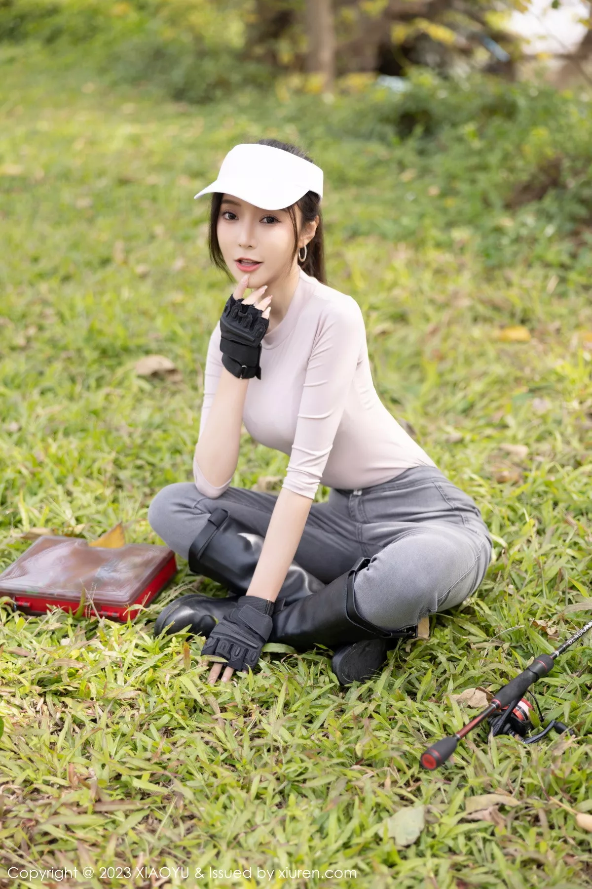 秀人集.com_[XiaoYu画语界]Vol.952_女神王馨瑶yanni户外浅灰收身上衣配牛仔裤秀完美身材诱惑写真86P