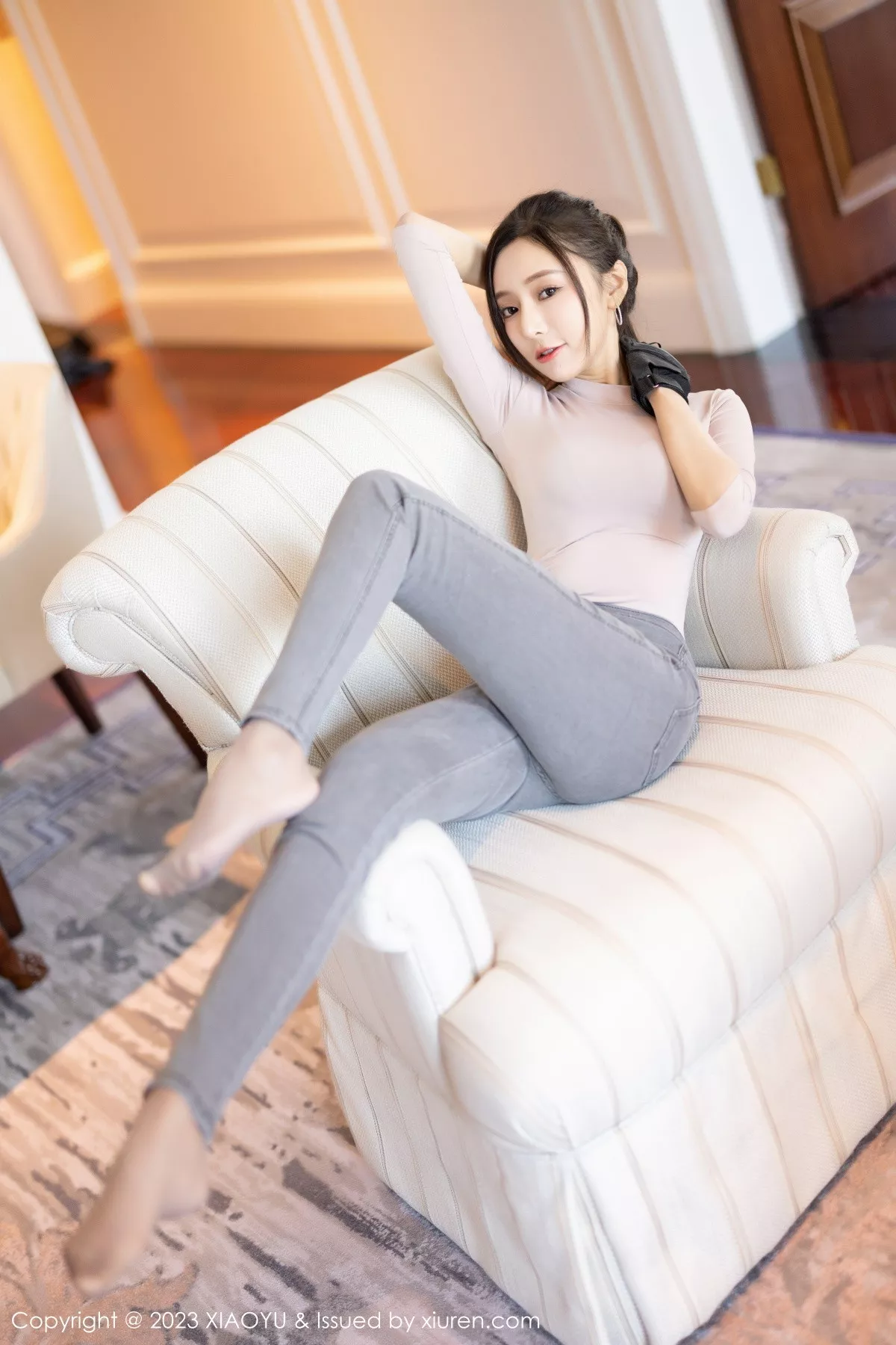 秀人集.com_[XiaoYu画语界]Vol.952_女神王馨瑶yanni户外浅灰收身上衣配牛仔裤秀完美身材诱惑写真86P