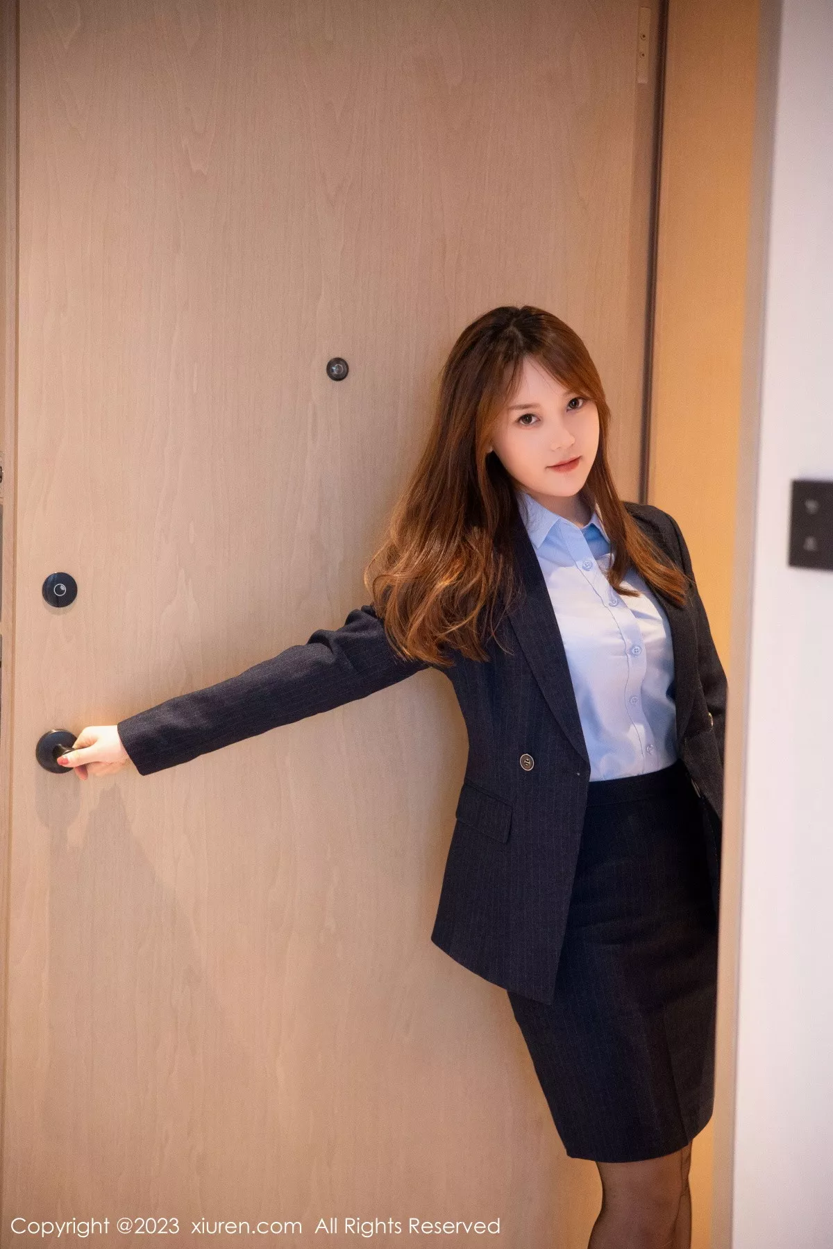 秀人集.com_[XiuRen秀人网]No.6190_模特豆瓣酱OL装扮深蓝色西服半脱露粉色蕾丝内衣丰满诱惑写真78P