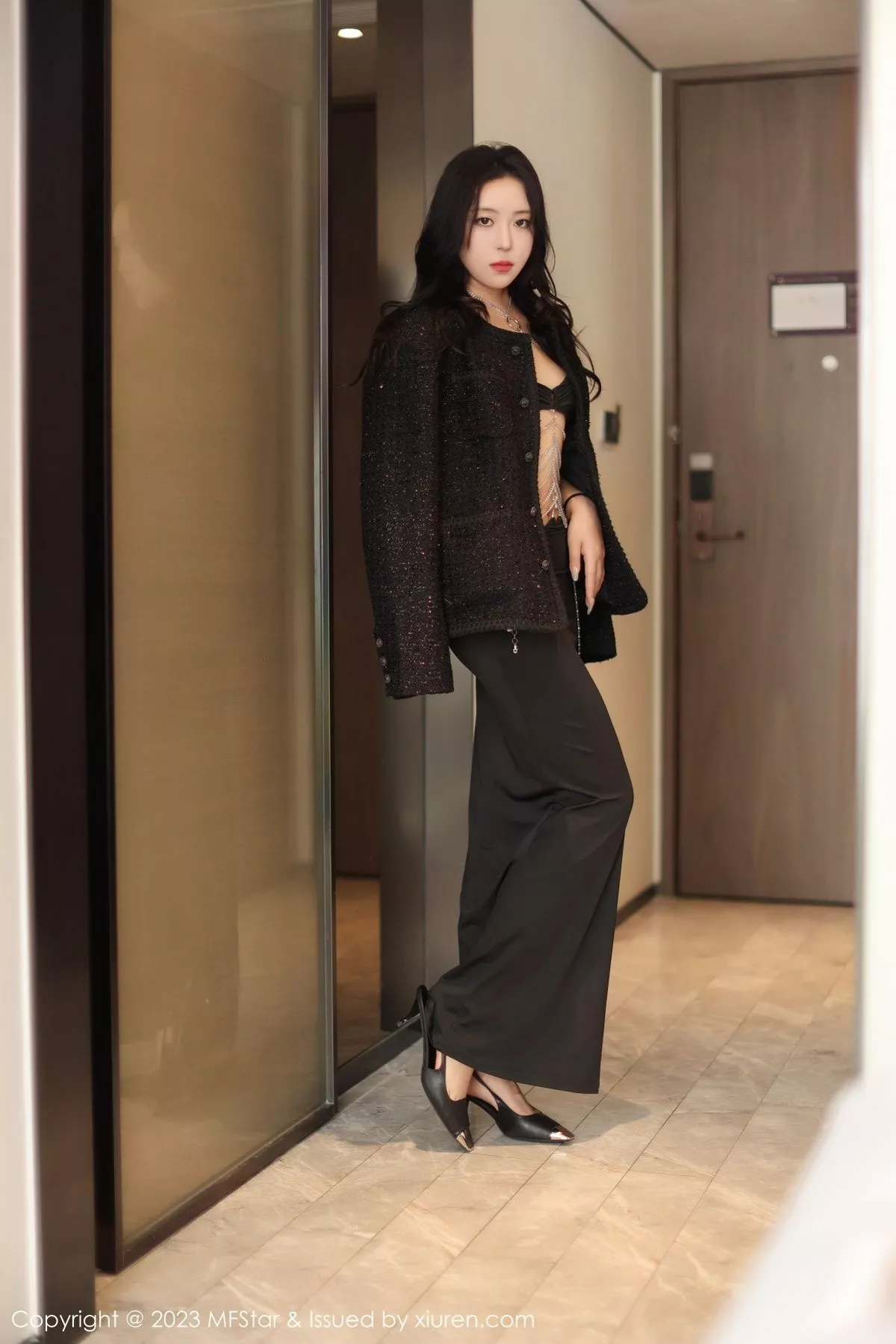 秀人集.com_[MFStar模范学院]Vol.583_模特露露luncy性感黑色服饰配黑色长裙秀丰腴身姿迷人诱惑写真73P