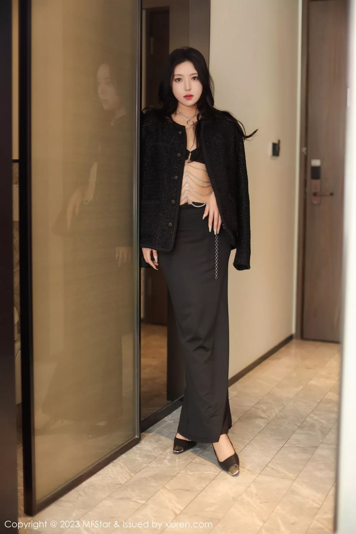 秀人集.com_[MFStar模范学院]Vol.583_模特露露luncy性感黑色服饰配黑色长裙秀丰腴身姿迷人诱惑写真73P