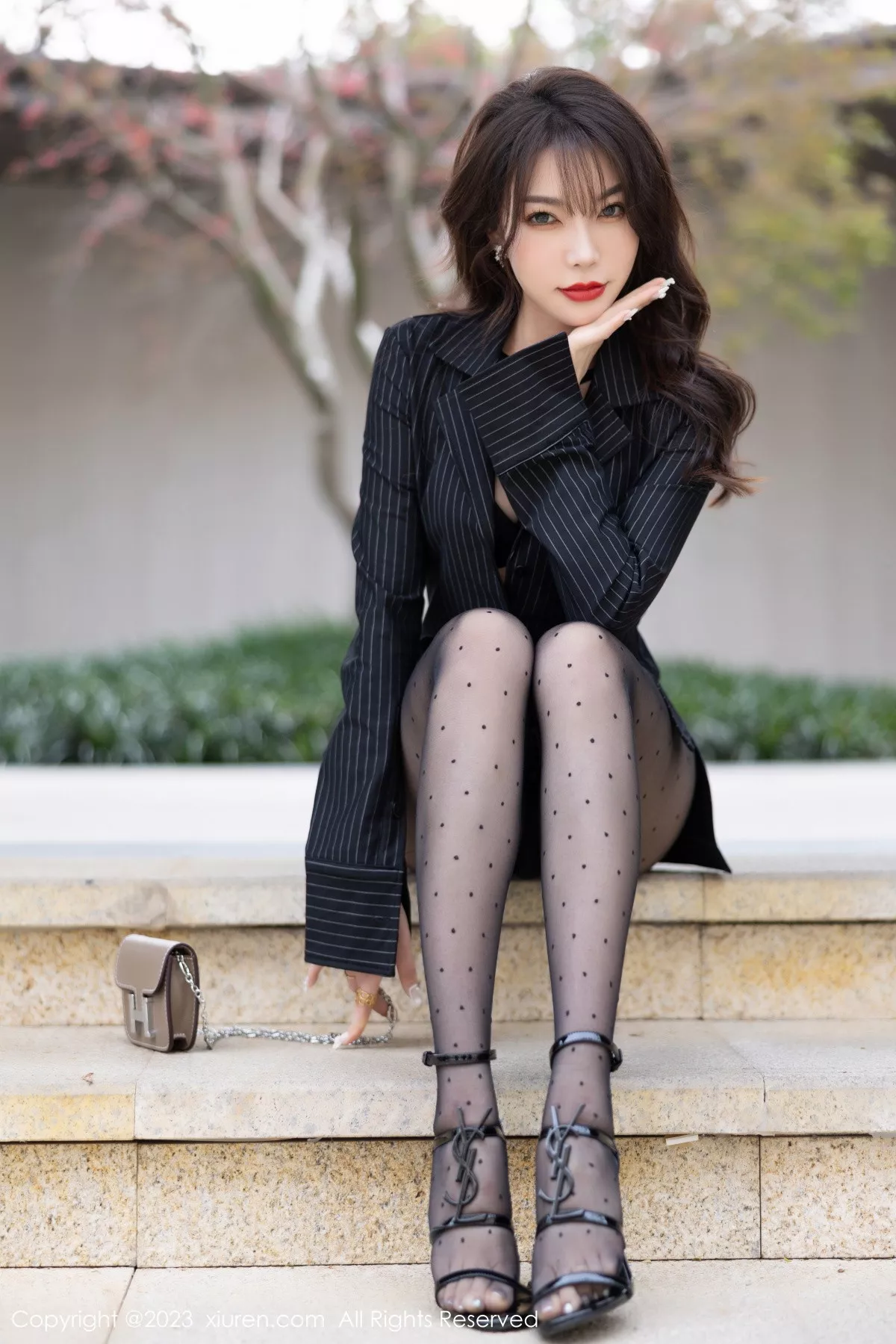 秀人集.com_[XiuRen秀人网]No.6191_女神徐莉芝Booty黑色条纹上衣配圆点黑丝秀曼妙身姿诱惑写真92P