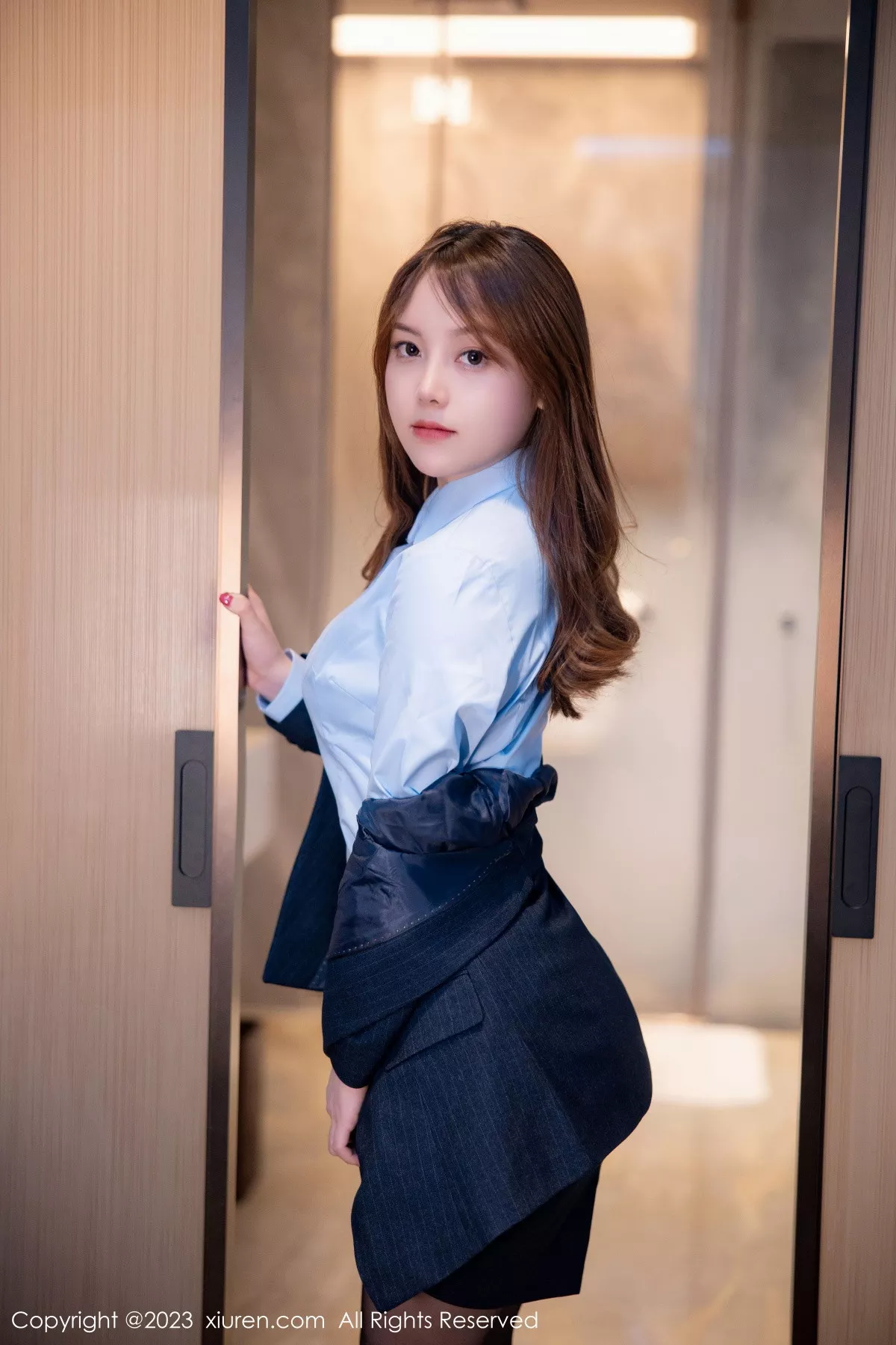 秀人集.com_[XiuRen秀人网]No.6190_模特豆瓣酱OL装扮深蓝色西服半脱露粉色蕾丝内衣丰满诱惑写真78P