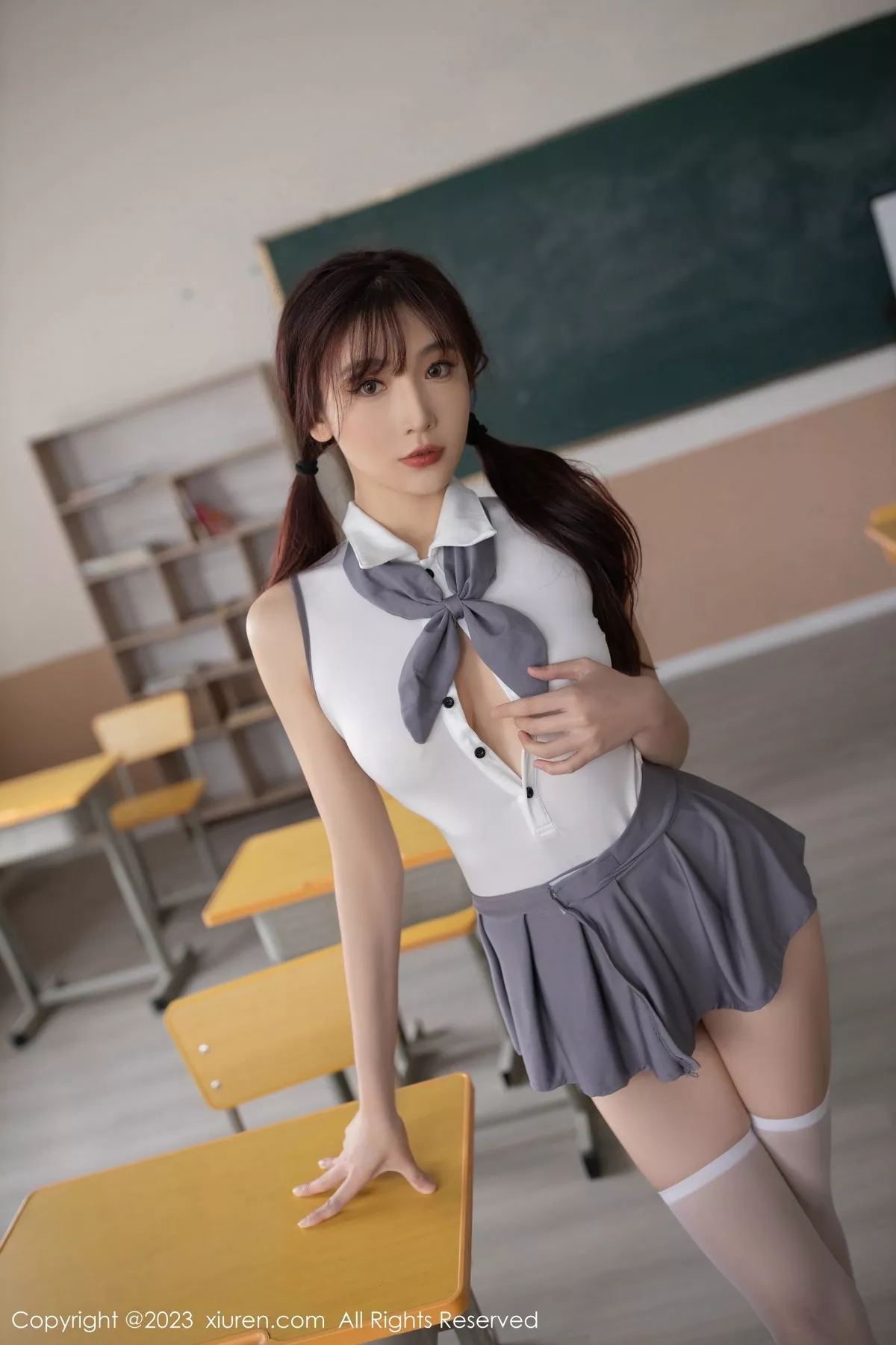 秀人集.com_[XiuRen秀人网]No.6353_女神陆萱萱教室场景学生角色白色上衣配灰色短裙迷人诱惑写真81P
