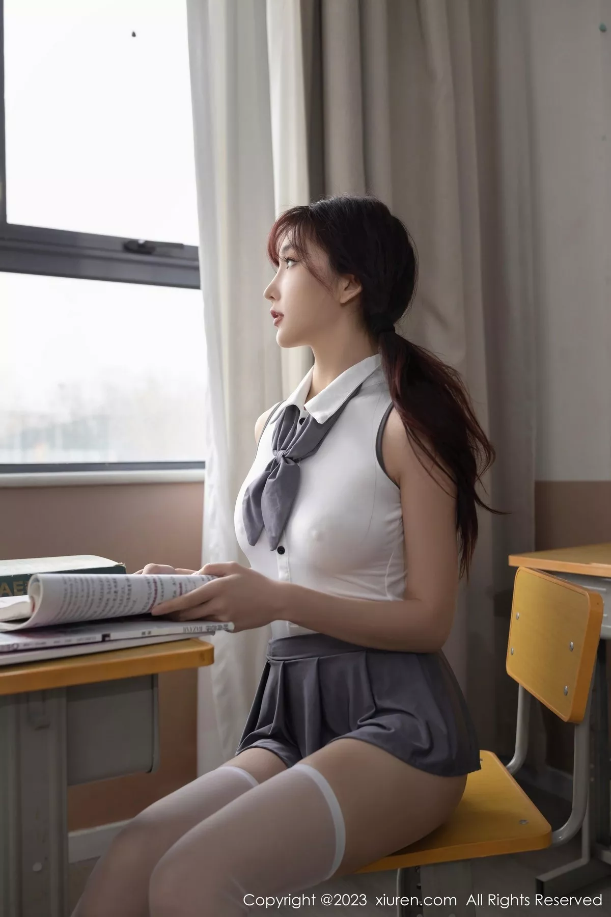 秀人集.com_[XiuRen秀人网]No.6353_女神陆萱萱教室场景学生角色白色上衣配灰色短裙迷人诱惑写真81P