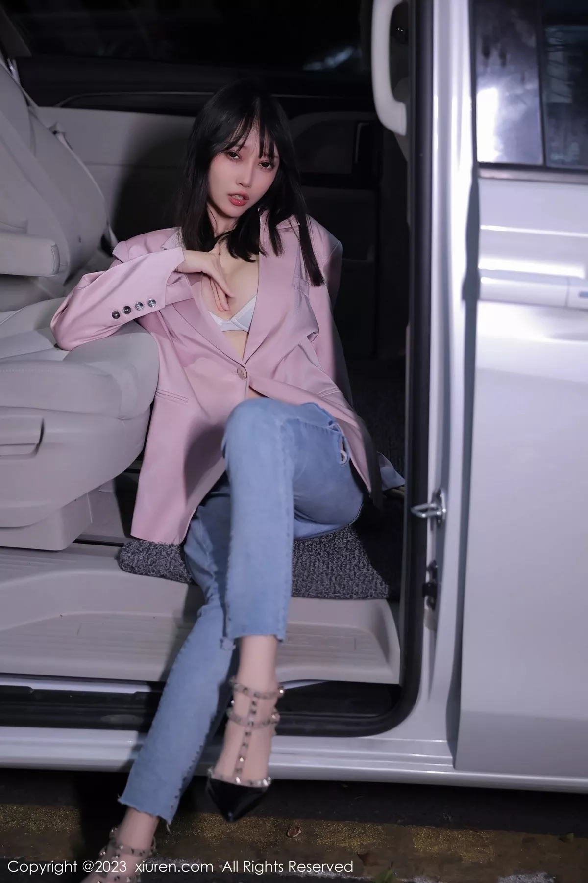 秀人集.com_[XiuRen秀人网]No.6355_模特玥儿玥er万宁旅拍粉灰色上衣配牛仔裤露白色内衣诱惑写真55P