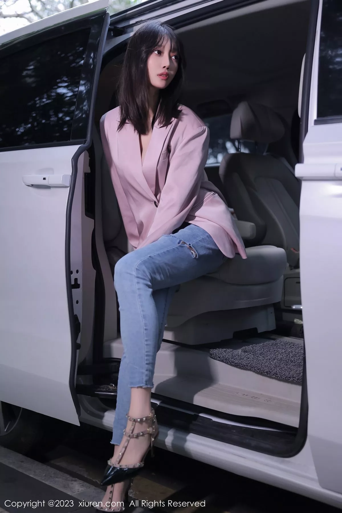 秀人集.com_[XiuRen秀人网]No.6355_模特玥儿玥er万宁旅拍粉灰色上衣配牛仔裤露白色内衣诱惑写真55P