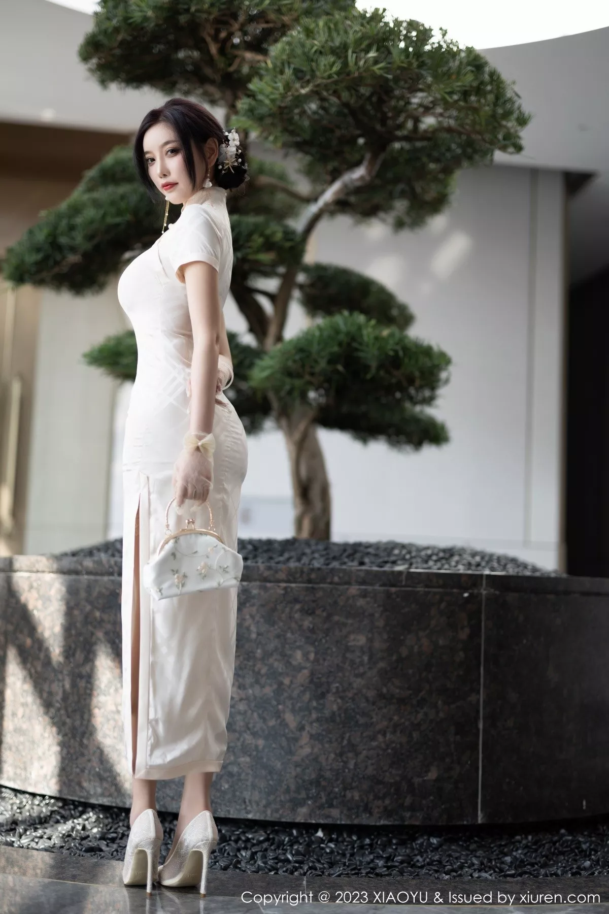 秀人集.com_[XiaoYu画语界]Vol.978_女神杨晨晨Yome性感白色典雅旗袍配白丝袜秀丰腴身材诱惑写真85P