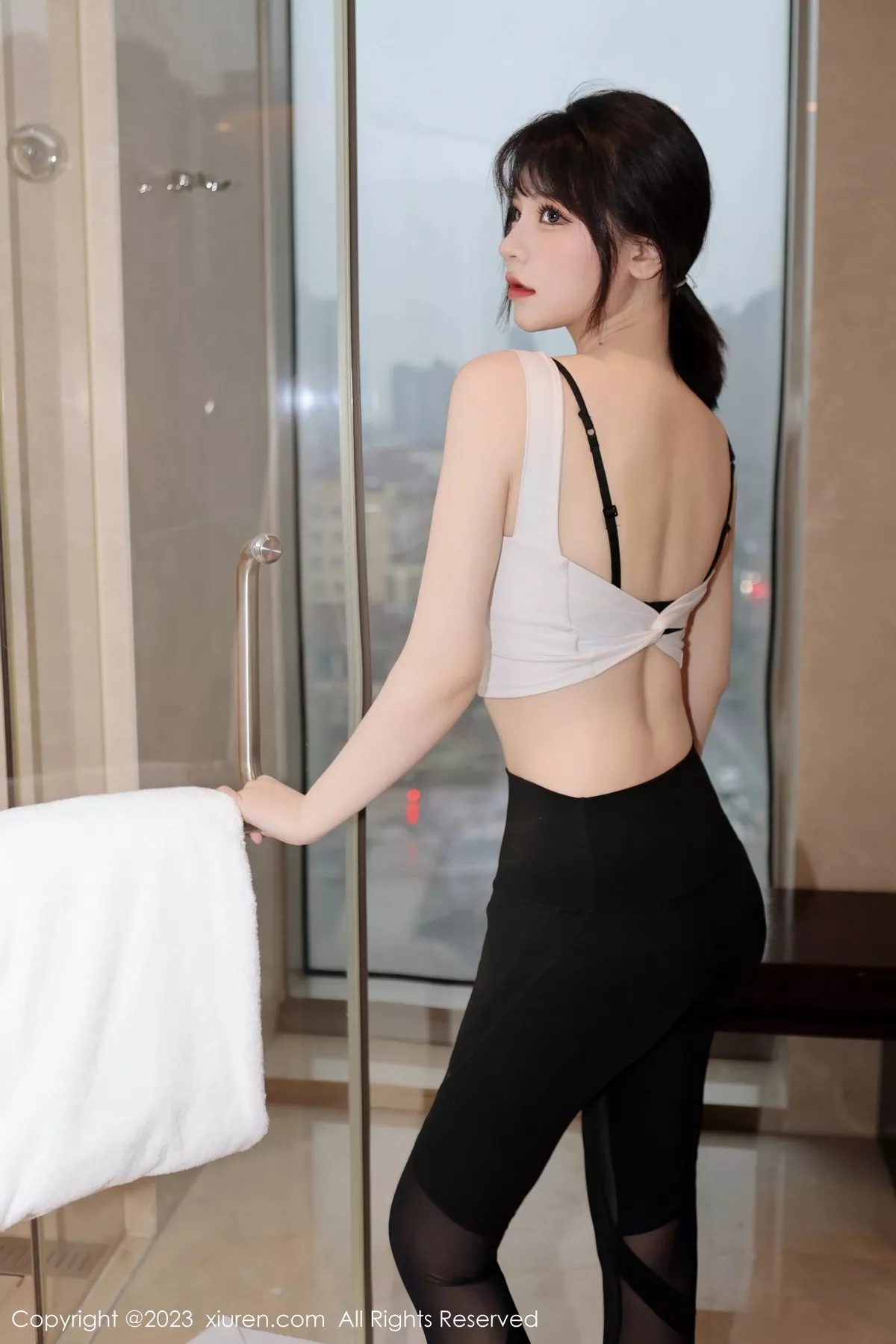 秀人集.com_[XiuRen秀人网]No.6289_模特桃桃子白色短款上衣配瑜伽裤半脱露性感内衣完美诱惑写真80P