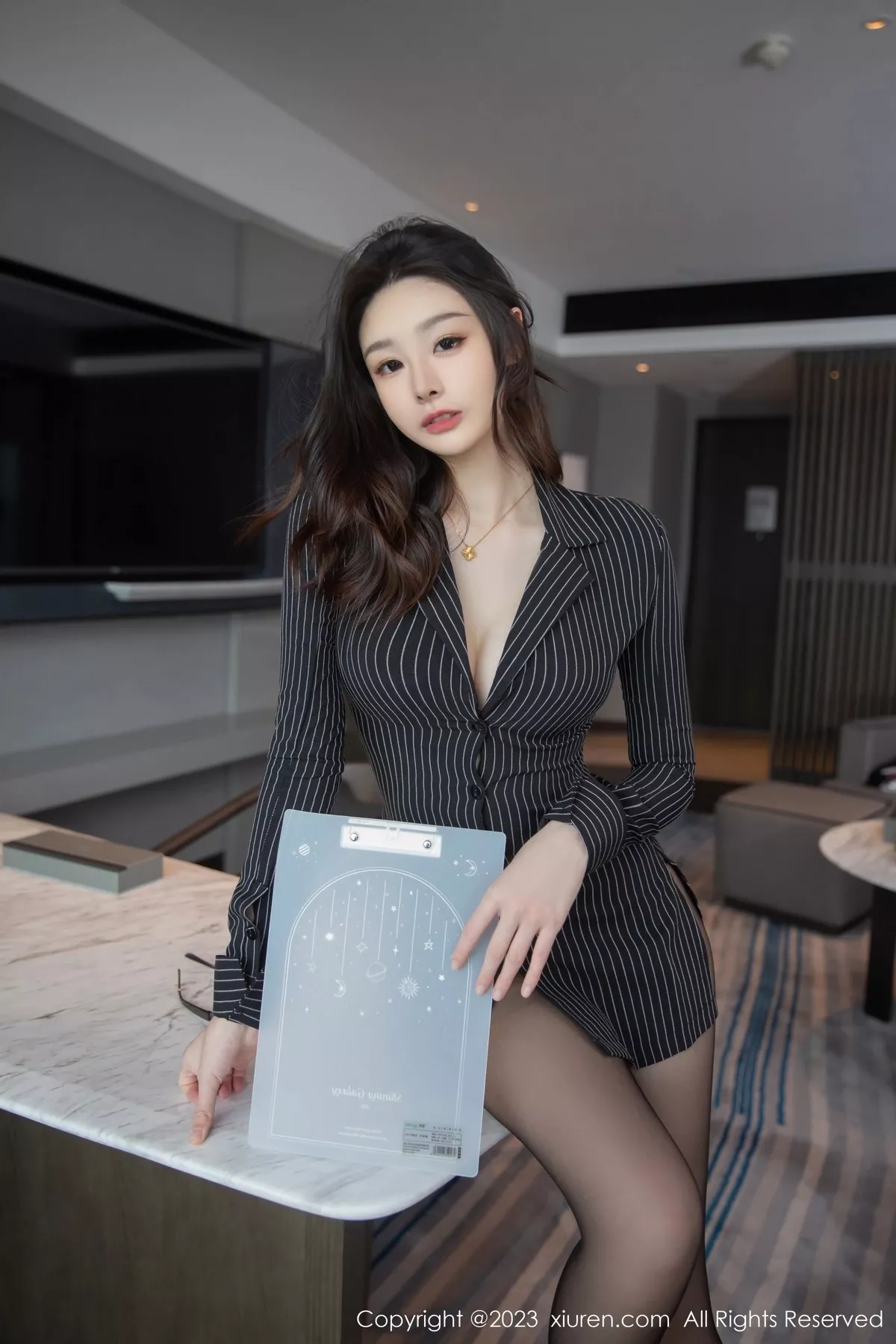 秀人集.com_[XiuRen秀人网]No.6376_模特是小逗逗脱黑色条纹衬衣露黑色网纱轻透内衣迷人诱惑写真80P