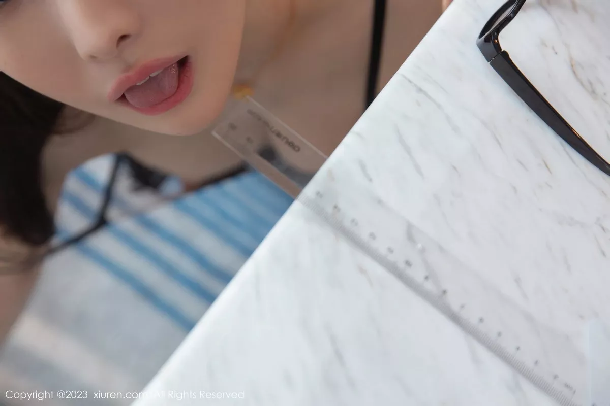 秀人集.com_[XiuRen秀人网]No.6376_模特是小逗逗脱黑色条纹衬衣露黑色网纱轻透内衣迷人诱惑写真80P