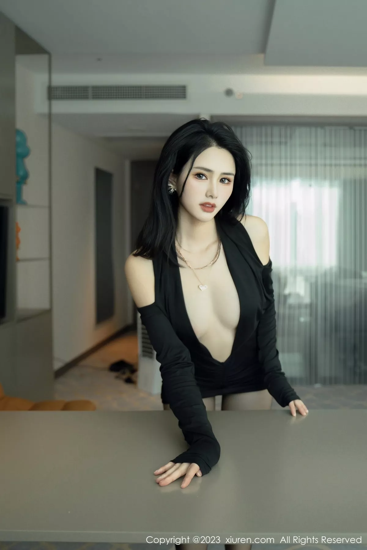 秀人集.com_[XiuRen秀人网]No.6385_模特艾希儿性感黑色开胸服饰配超薄无内黑丝秀曼妙身姿诱惑写真81P