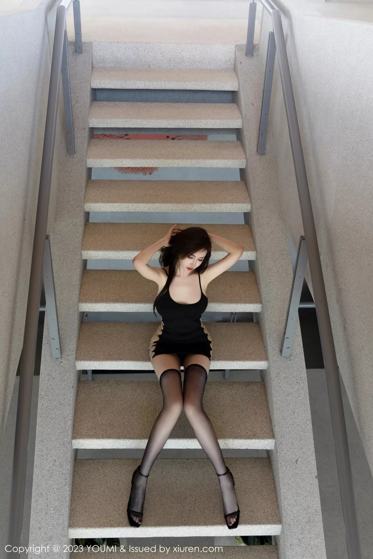 秀人集.com_[YouMi尤蜜荟]Vol.912_女神Carol周妍希性感黑色吊带短裙配黑丝袜秀多姿身材诱惑写真78P