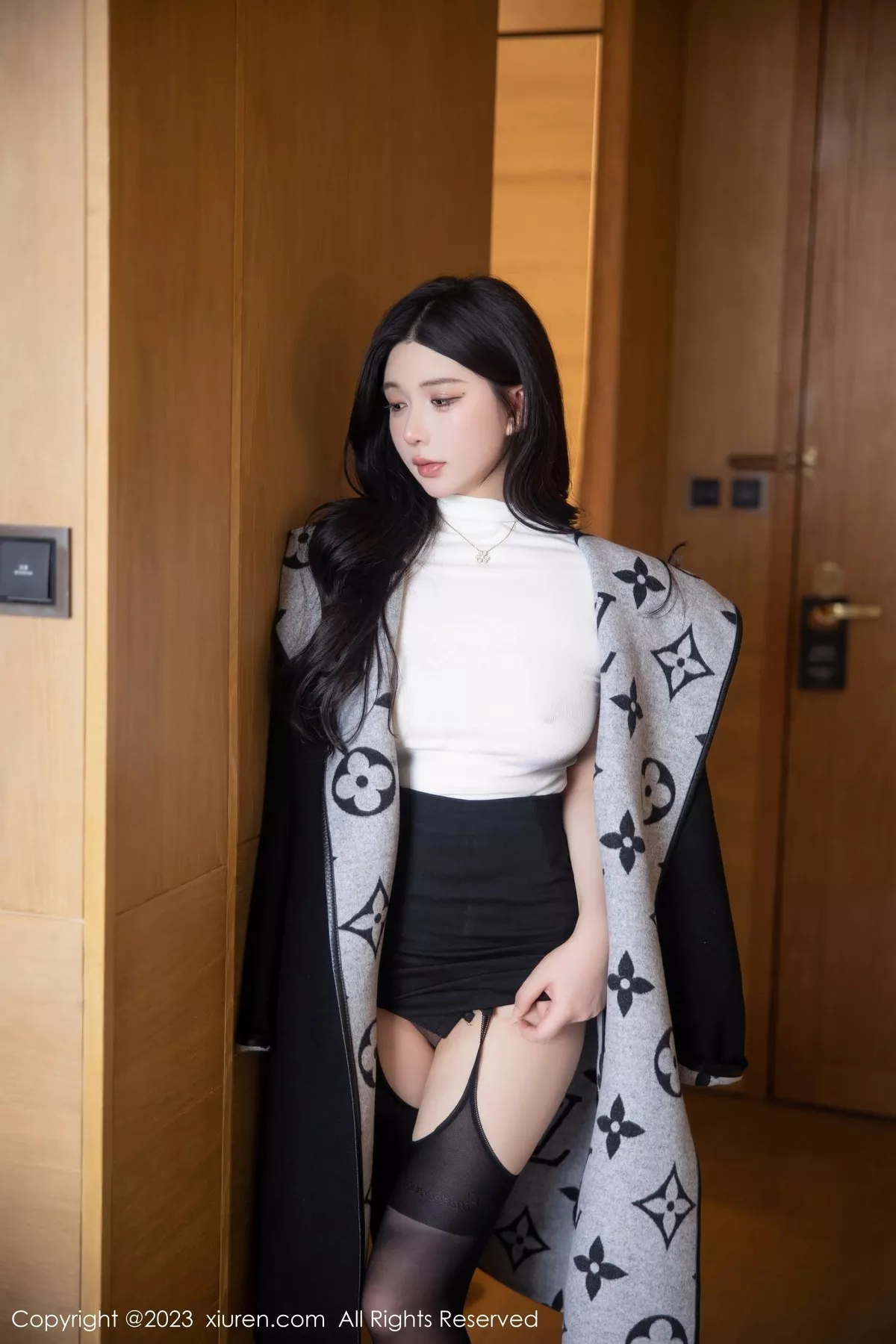 秀人集.com_[XiuRen秀人网]No.6394_模特林珊珊白色轻透上衣配黑短裙魅惑黑丝秀曼妙身姿迷人写真103P