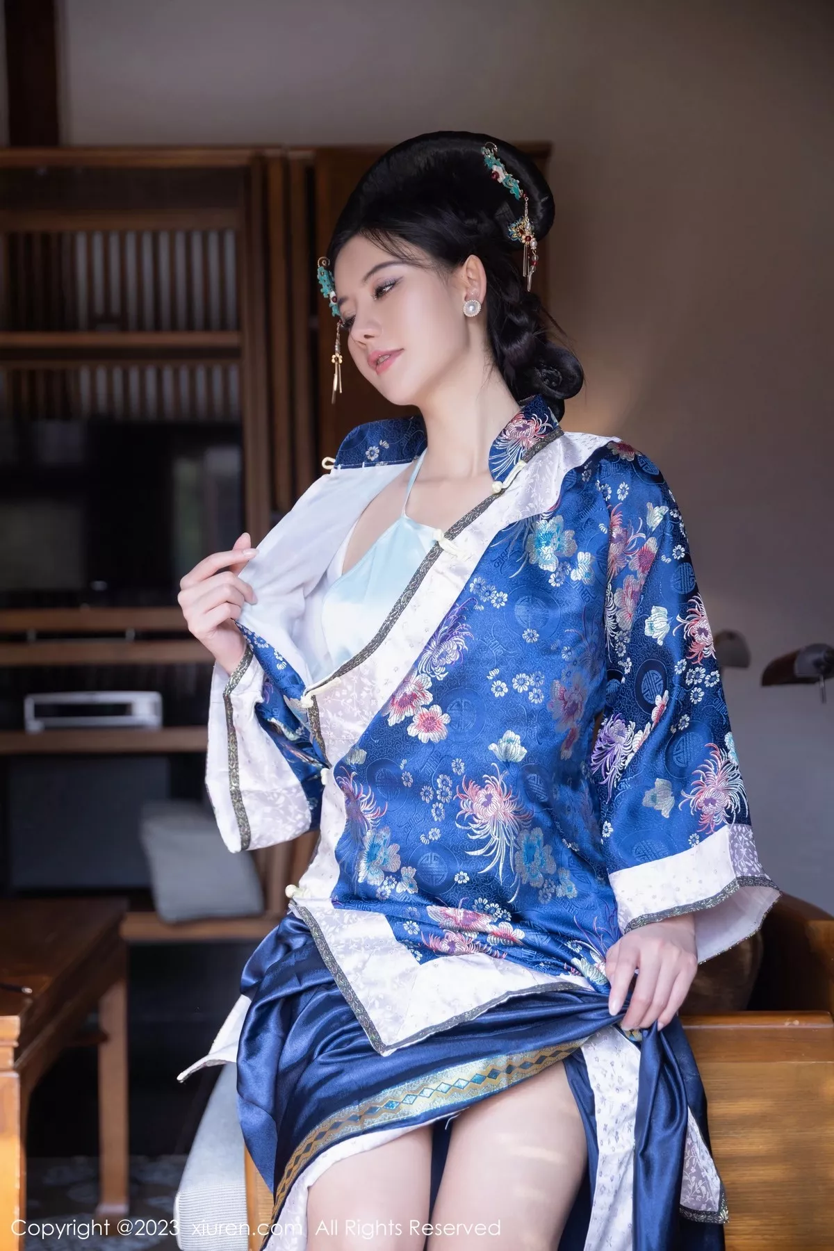 秀人集.com_[XiuRen秀人网]No.6398_模特就是阿朱啊脱宫廷古装露蓝色睡衣秀曼妙绝美身姿诱惑写真86P