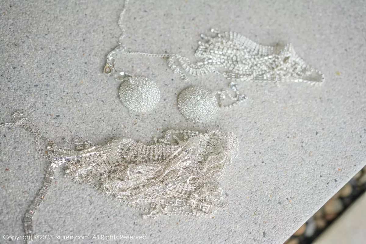 秀人集.com_[XiuRen秀人网]No.6396_女神妲己_Toxic多套服饰拍摄性感服饰秀雪峰美臀撩人诱惑写真65P