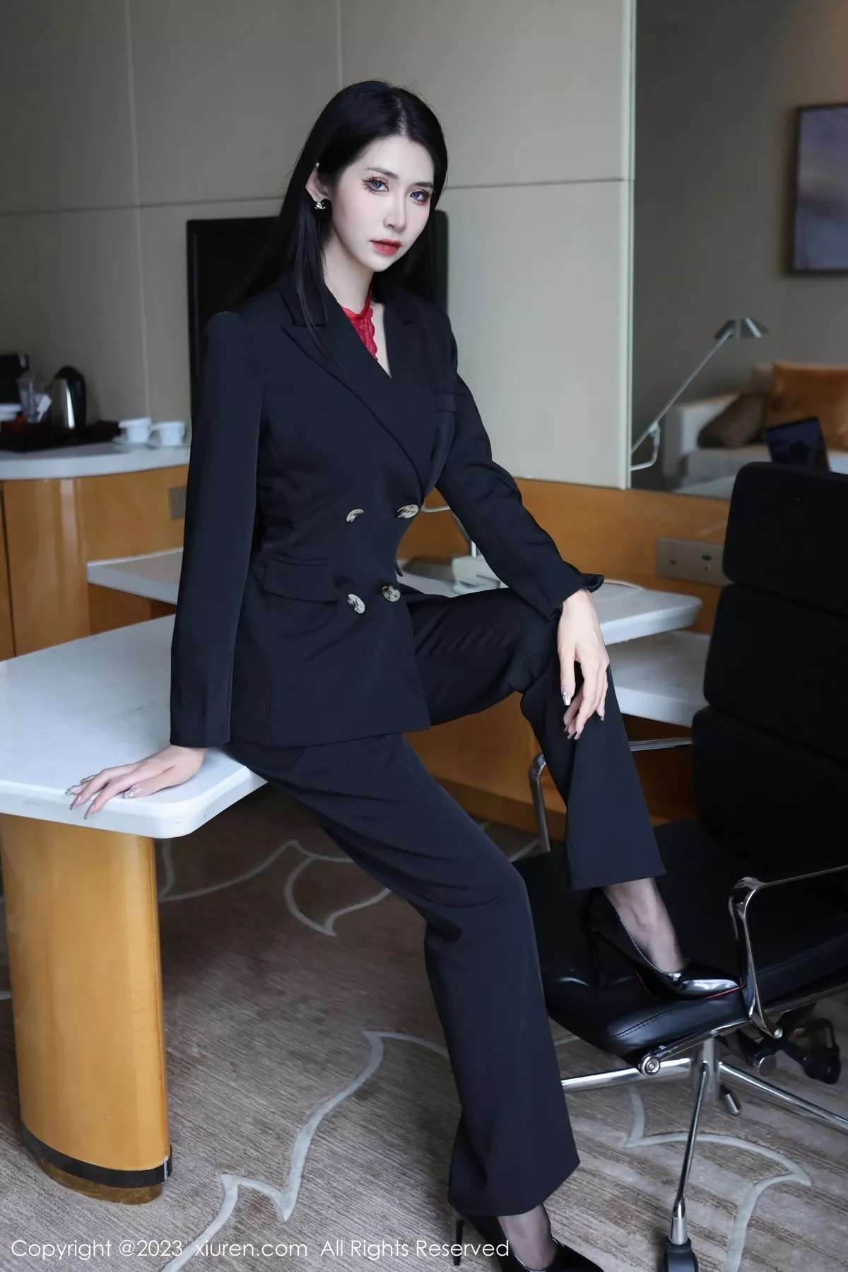 秀人集.com_[XiuRen秀人网]No.6402_新人依娜Yina脱深色西服露红色蕾丝内衣秀曼妙身姿诱惑写真112P