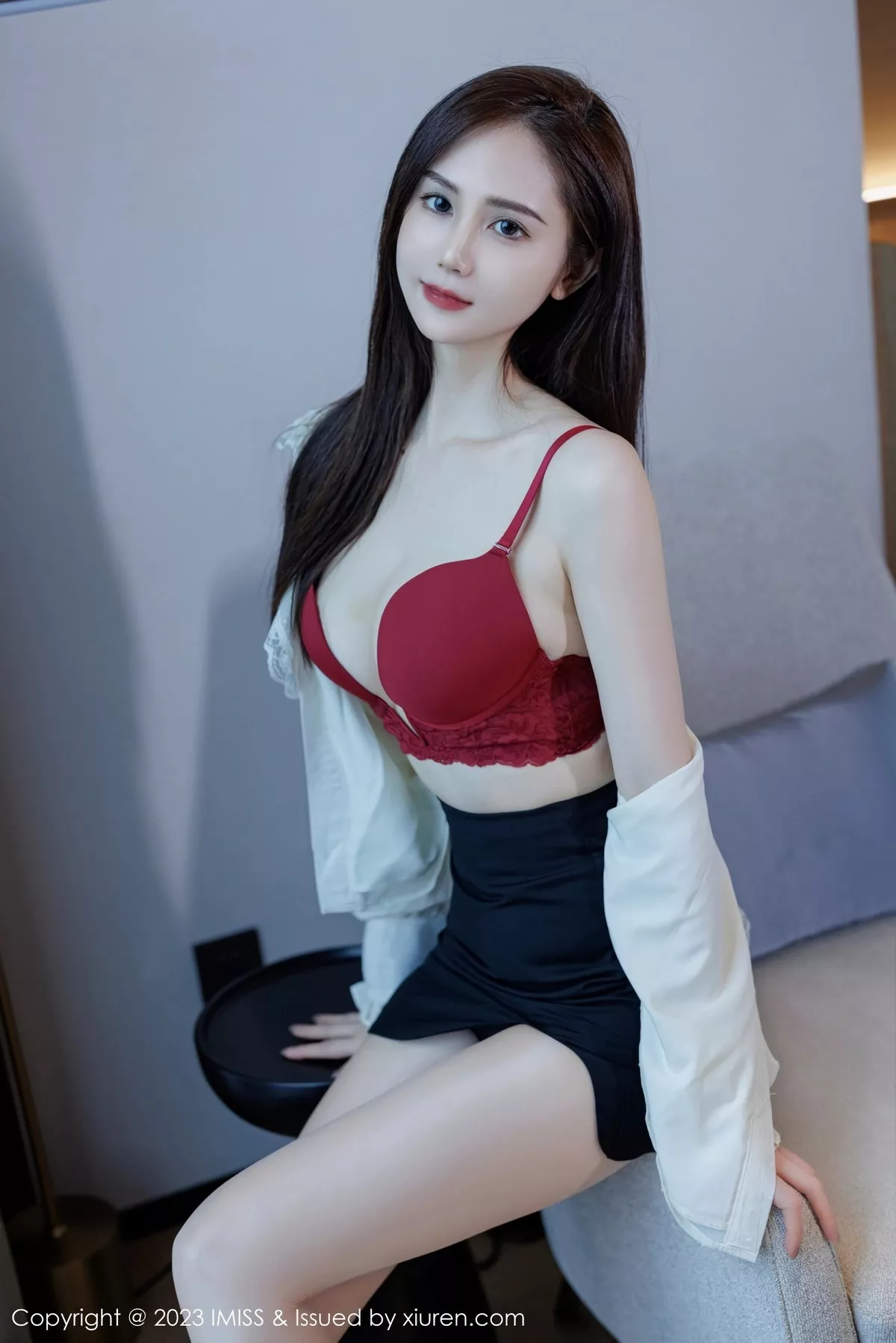 秀人集.com_[IMISS爱蜜社]Vol.722_模特SISY思性感白T配黑短裙露红色内衣配超薄肉丝迷人诱惑写真50P