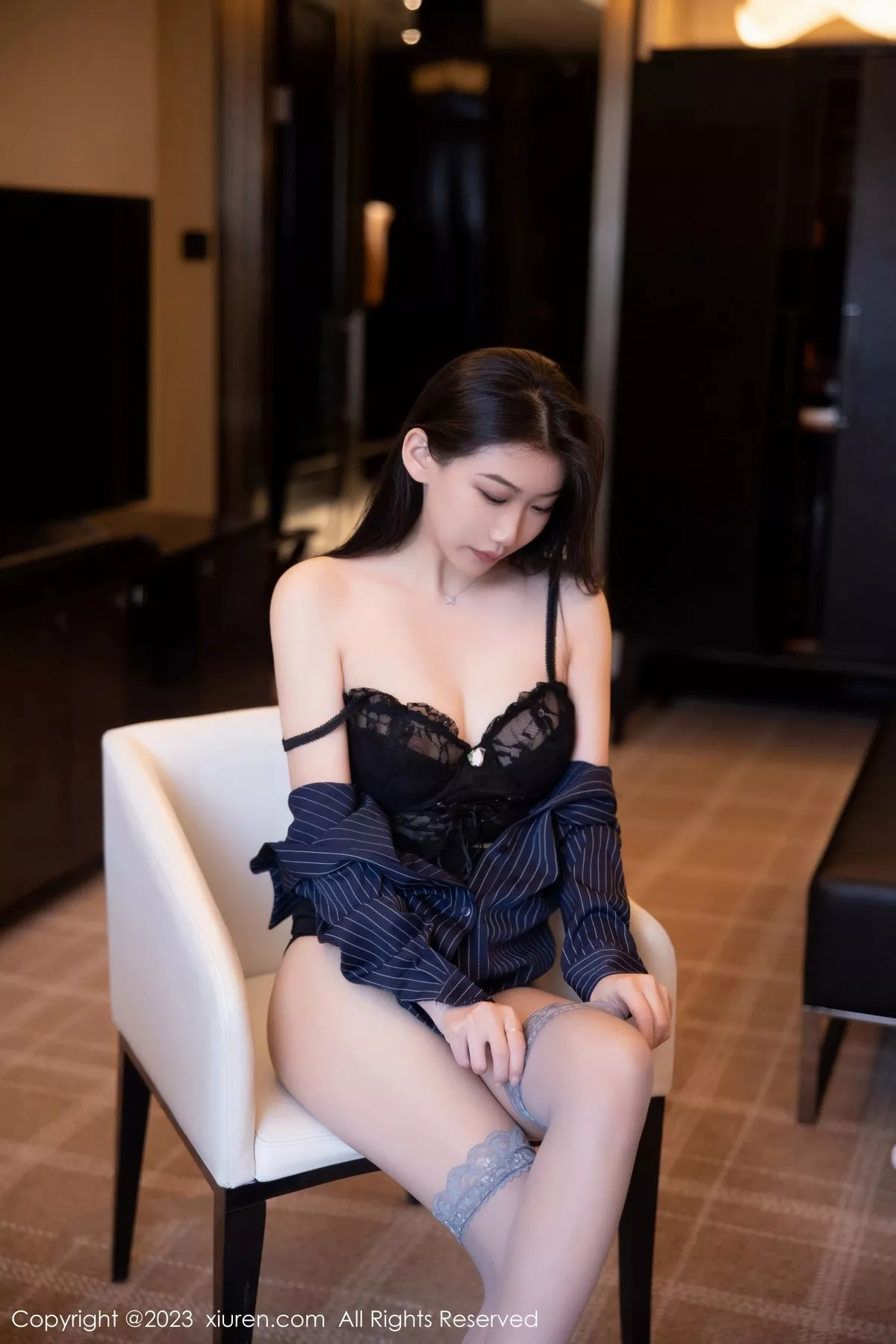 秀人集.com_[XiuRen秀人网]No.6418_模特李佳芮cherie深色条纹服配短裙露黑色蕾丝情趣内衣诱惑写真75P