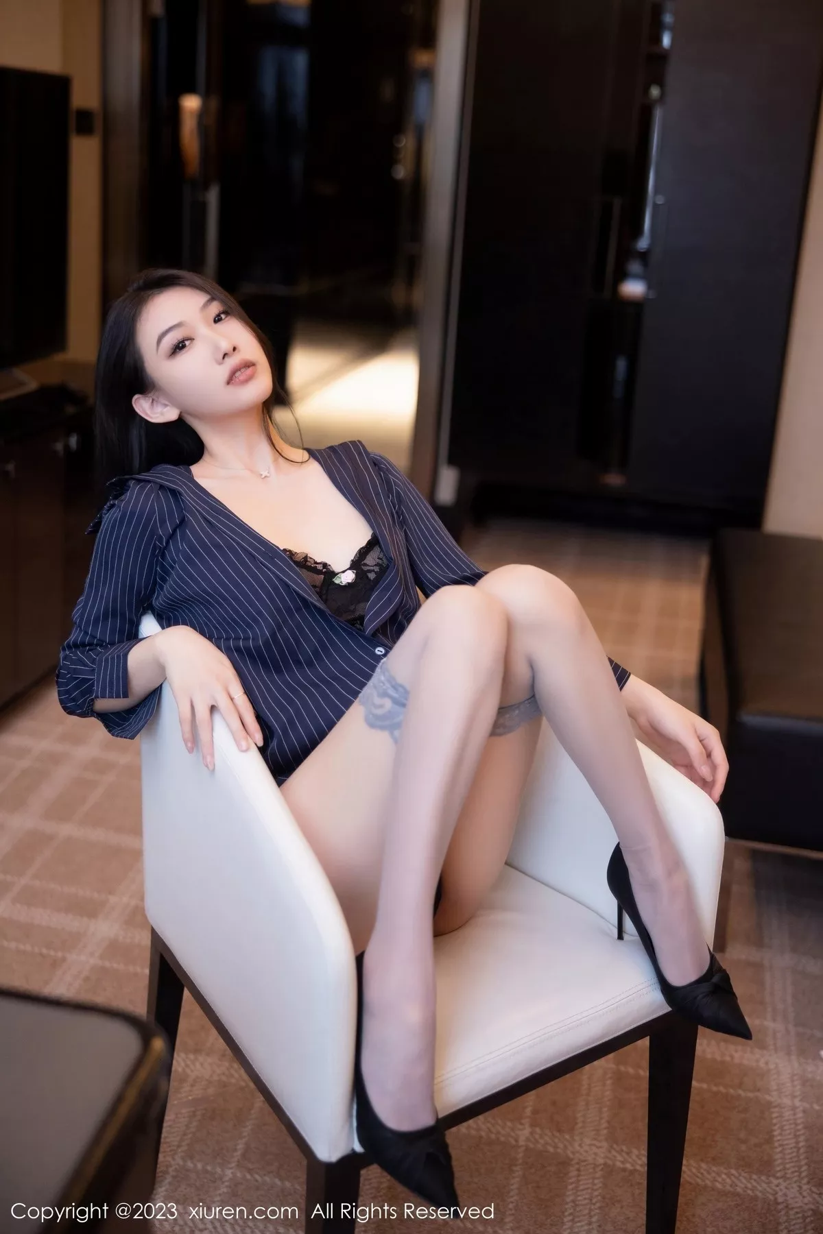 秀人集.com_[XiuRen秀人网]No.6418_模特李佳芮cherie深色条纹服配短裙露黑色蕾丝情趣内衣诱惑写真75P