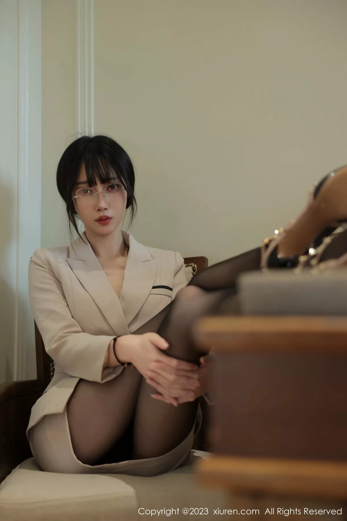 秀人集.com_[XiuRen秀人网]No.6428_模特玥儿玥er脱浅色Ol服饰露黑色蕾丝内衣配超薄黑丝魅惑写真56P