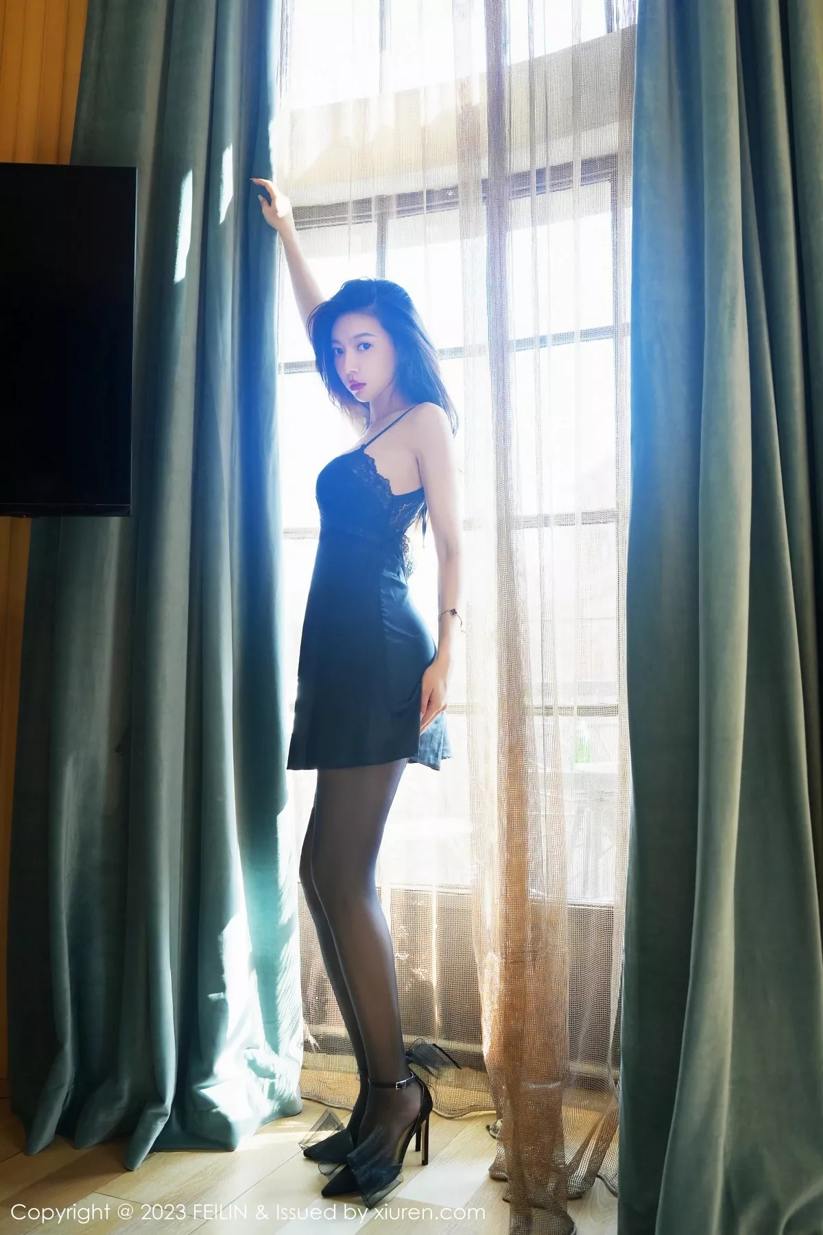 秀人集.com_[FeiLin嗲囡囡]VOL.466_女神冯木木LRIS黑色情趣吊带裙配超薄黑丝秀惹火身材诱惑写真85P