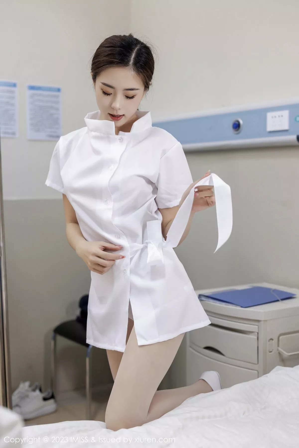 秀人集.com_[IMISS爱蜜社]Vol.726_模特杨紫嫣candy性感白色护士服露浅色内衣配原色丝袜诱惑写真61P