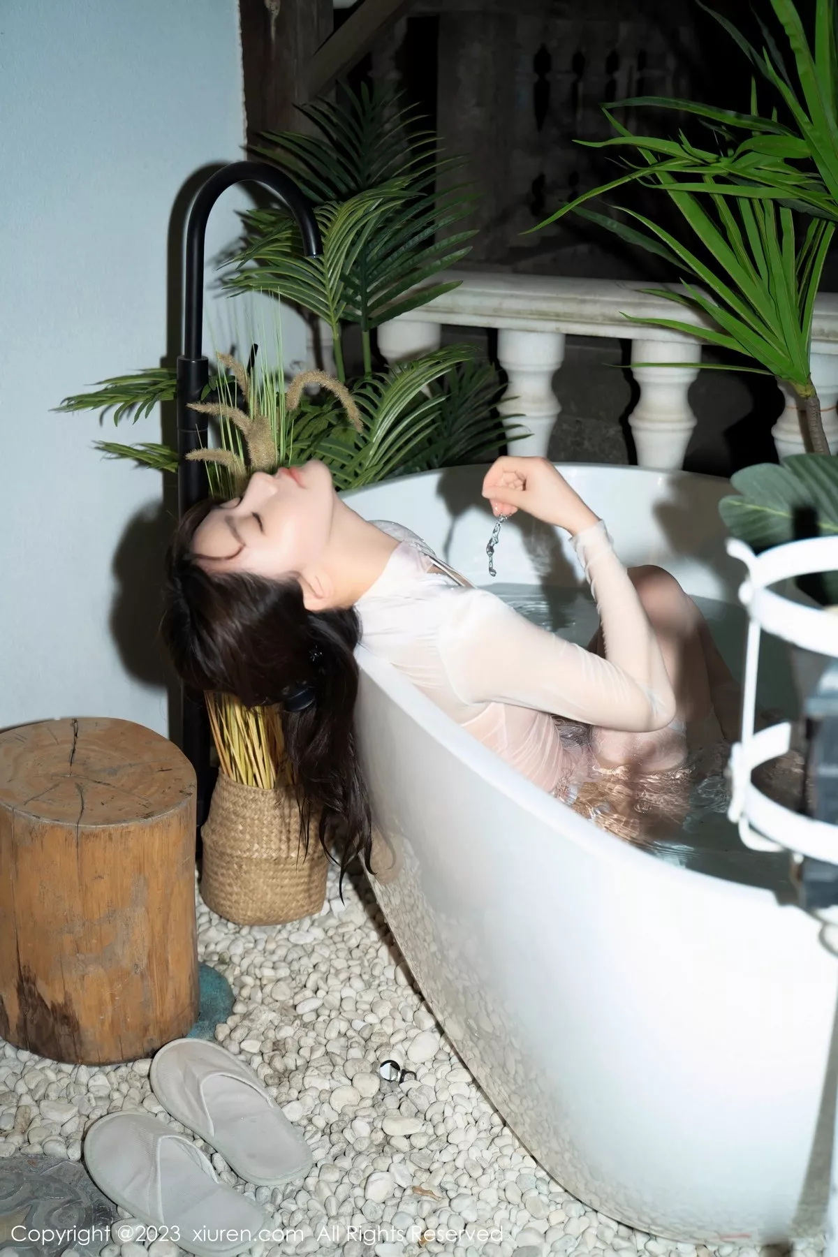 秀人集.com_[XiuRen秀人网]No.6489_模特婠婠么性感粉色连身短裙配白色蕾丝袜秀曼妙身姿诱惑写真66P