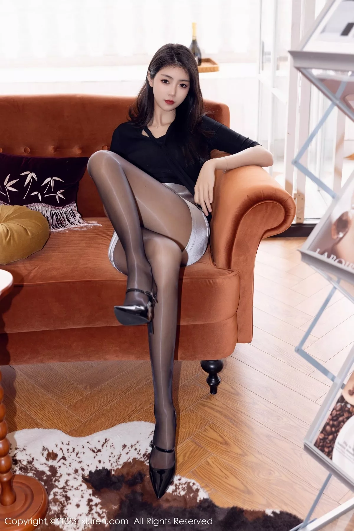 秀人集.com_[XiuRen秀人网]No.6493_模特可乐Vicky性感黑上衣配银色短裙露闪亮黑丝秀美腿诱惑写真70P