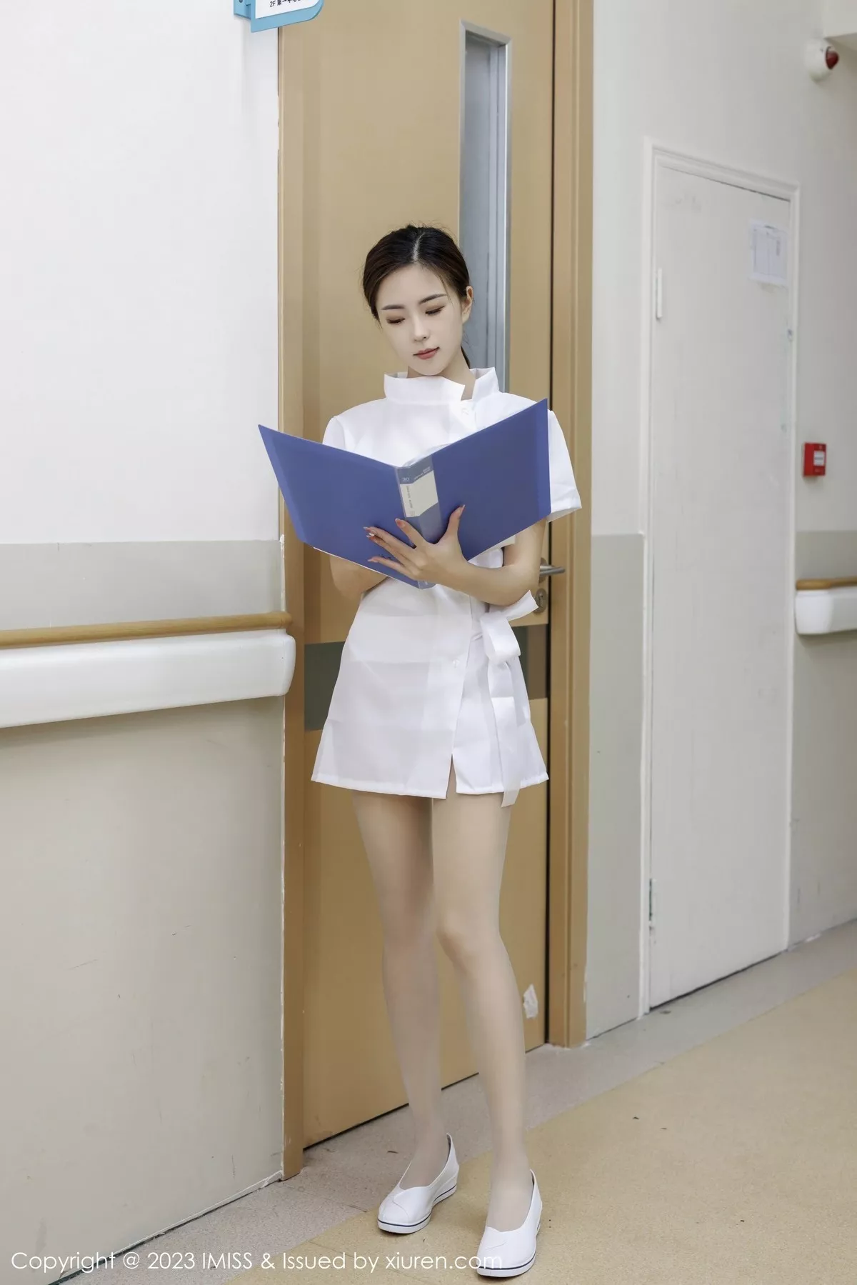秀人集.com_[IMISS爱蜜社]Vol.726_模特杨紫嫣candy性感白色护士服露浅色内衣配原色丝袜诱惑写真61P