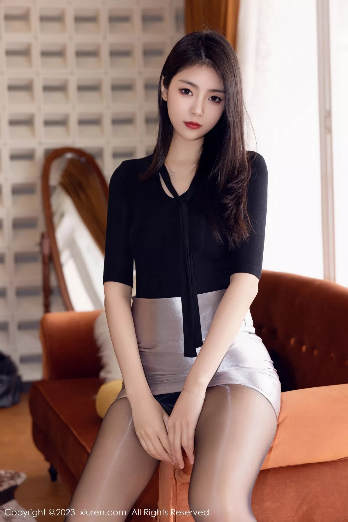 秀人集.com_[XiuRen秀人网]No.6493_模特可乐Vicky性感黑上衣配银色短裙露闪亮黑丝秀美腿诱惑写真70P