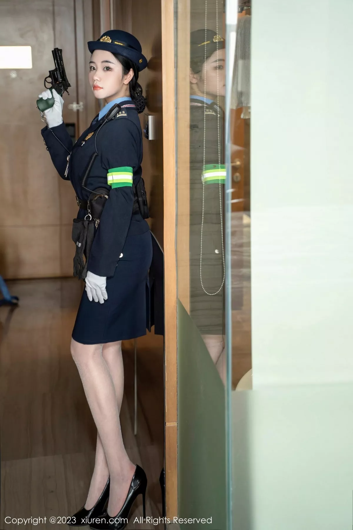 秀人集.com_[XiuRen秀人网]No.6497_模特汐汐爱吃草莓脱搜查官制服露性感内衣秀丰满身材诱惑写真85P