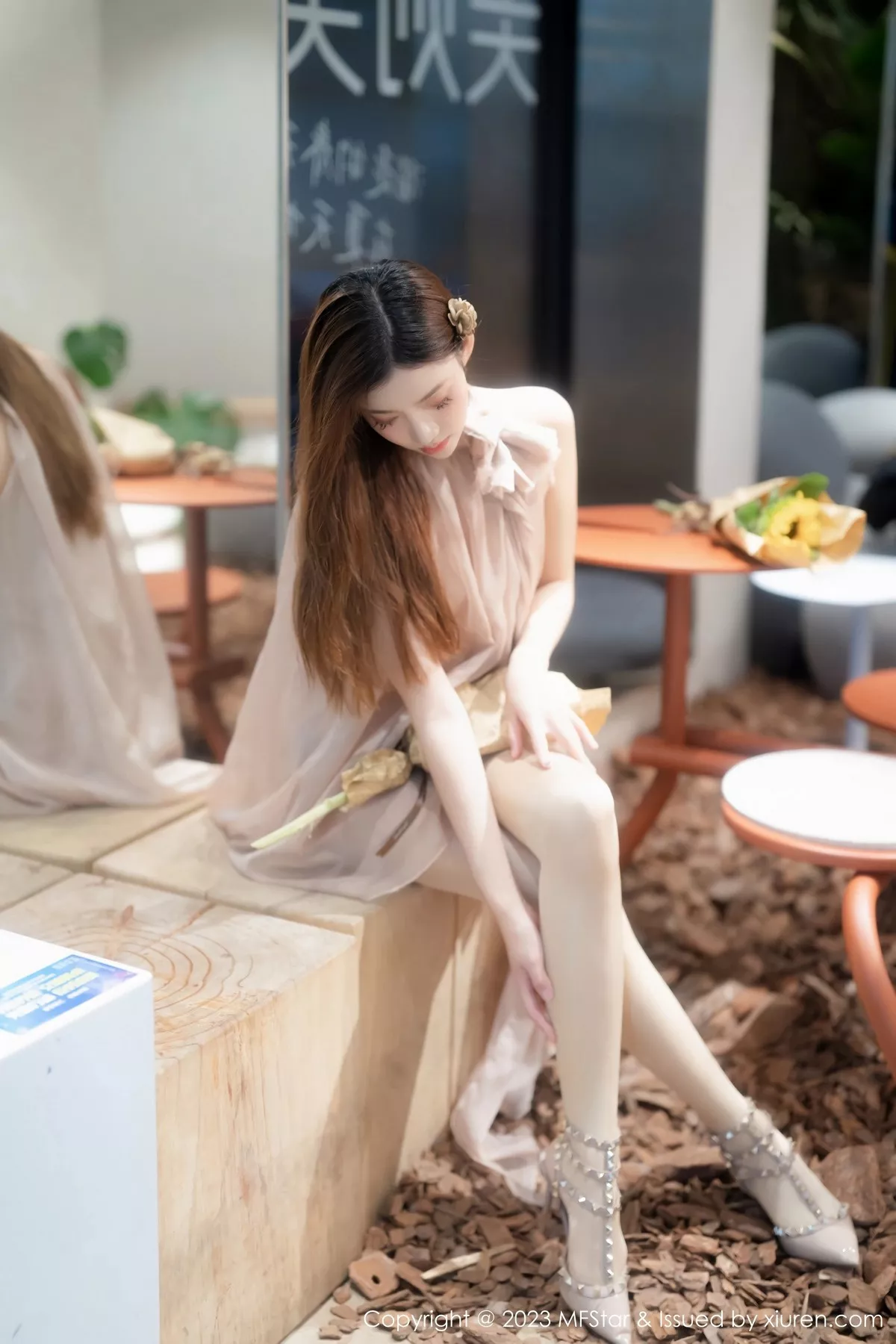 秀人集.com_[MFStar模范学院]Vol.603_模特加朵babe深色露肩连衣短裙配超薄肉丝秀凹凸身材诱惑写真65P